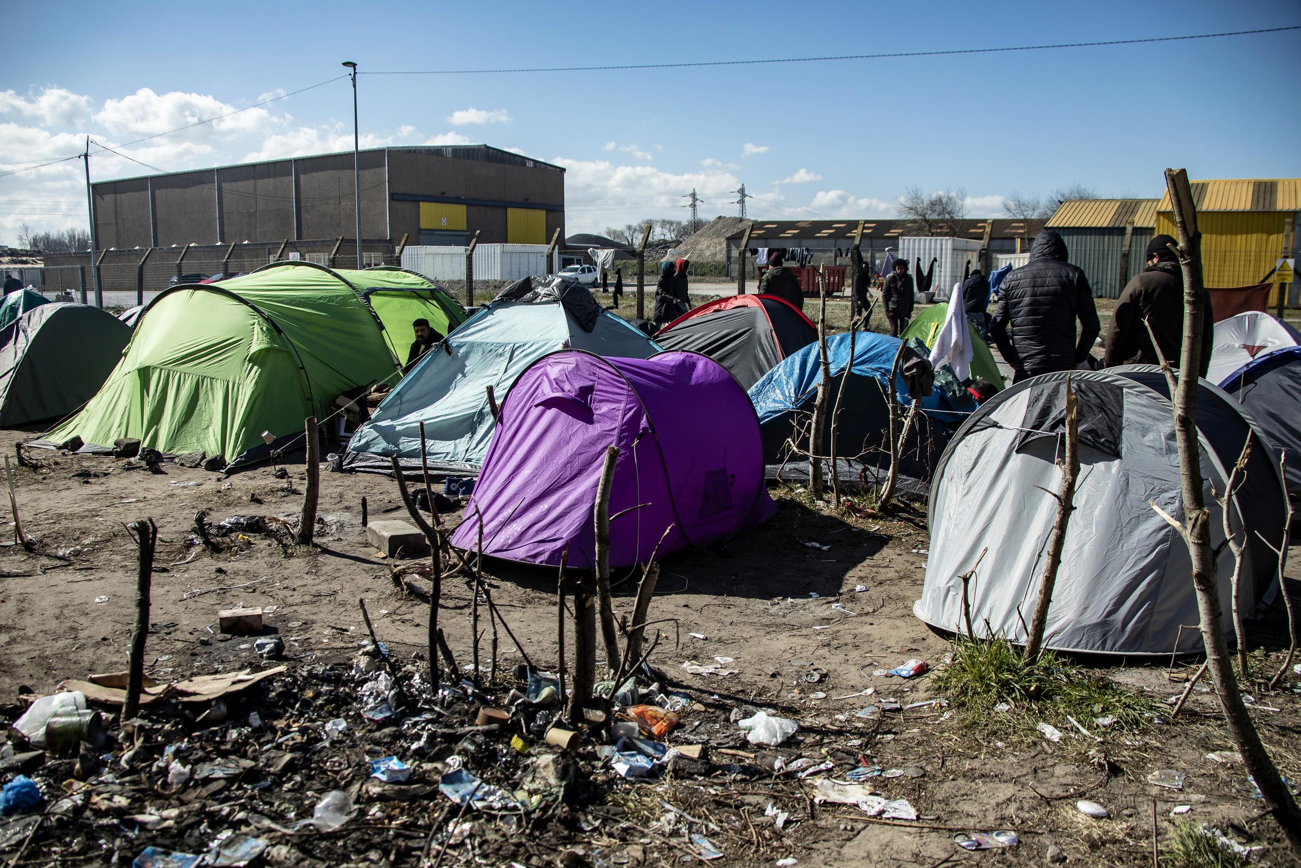 Imagen de archivo de un campamento de migrantes en Calais, Francia. EFE/EPA/SEBASTIEN COURDJI
