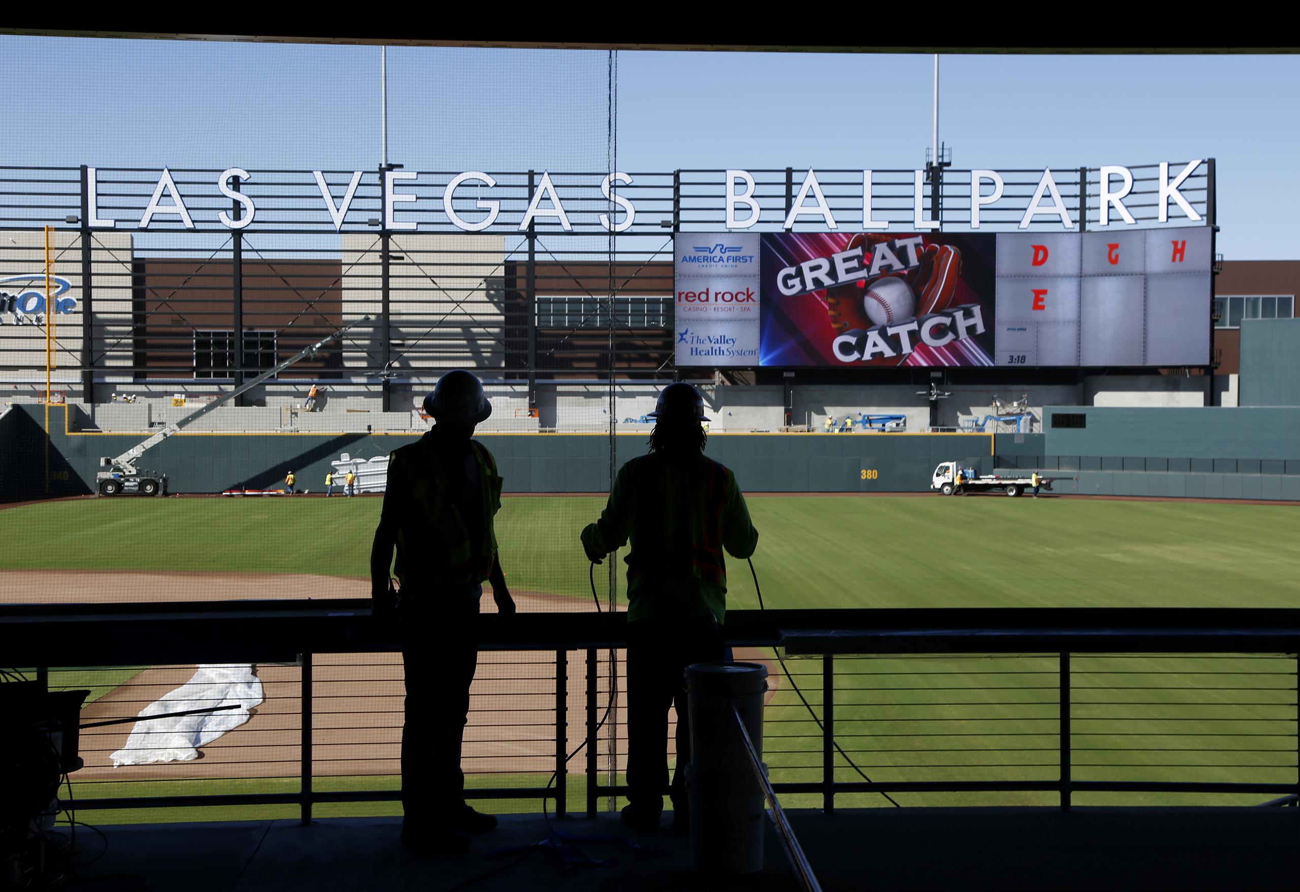 En esta foto del 28 de marzo del 2019, trabajadores continúan la construcción de un nuevo parque en Las Vegas. El estadio pudiera ser la casa temporal de los Athletics en lo que se construye un nuevo estadio para el equipo.