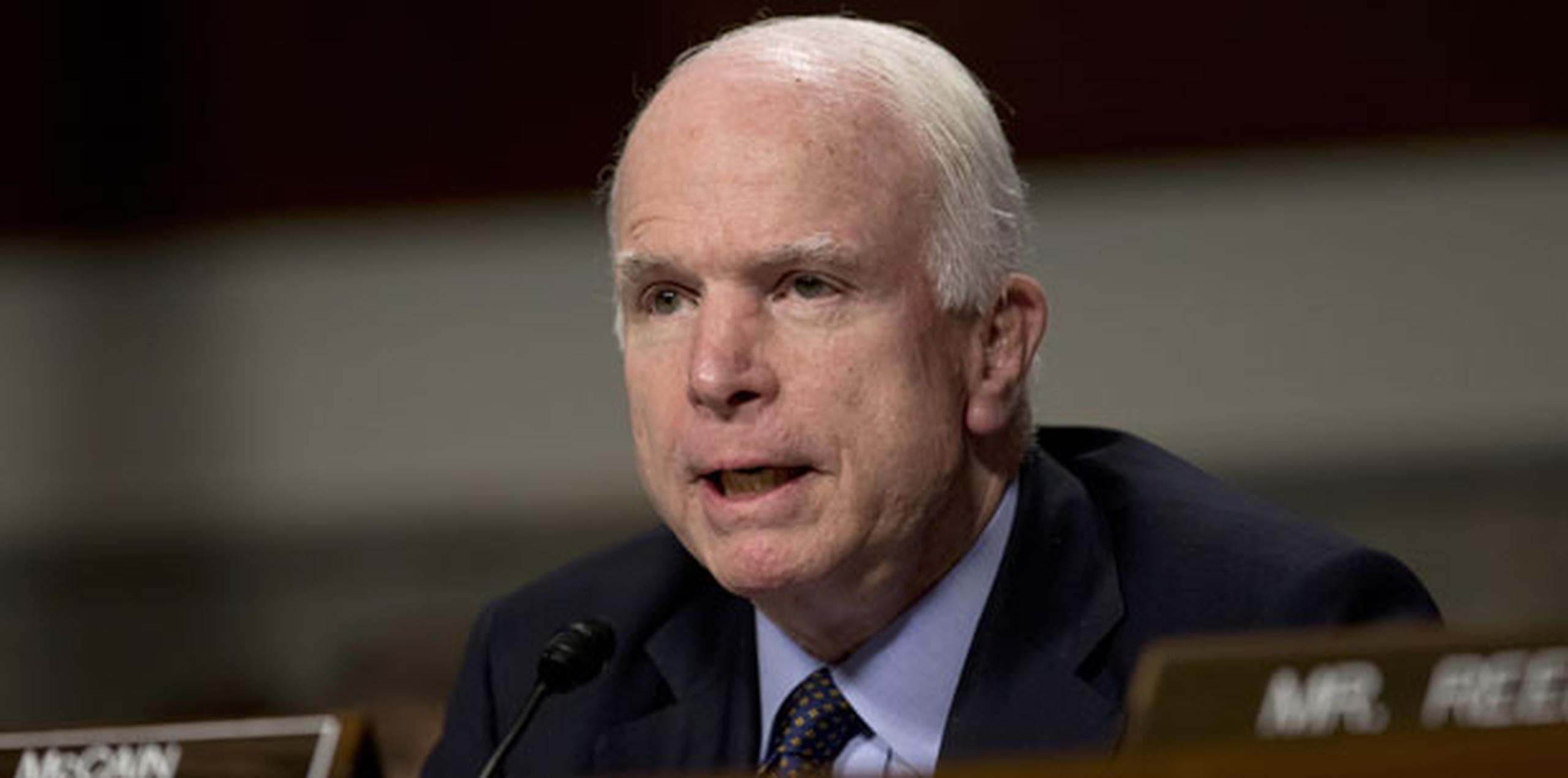 En un comunicado el lunes, McCain expresó su orgullo por la aprobación de la ley. (Archivo)