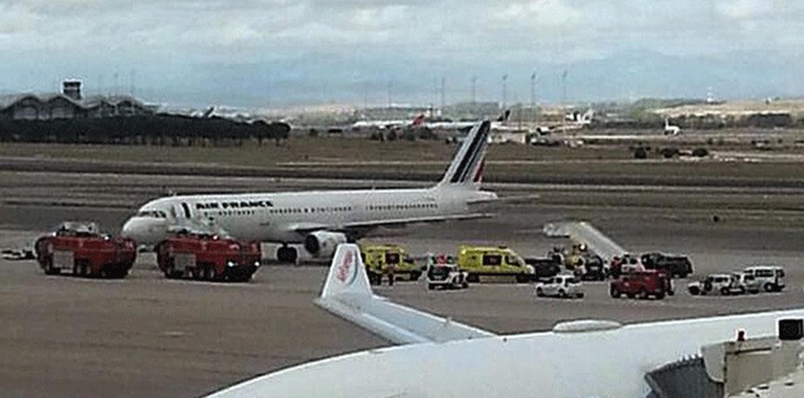 Las autoridades aislaron una aeronave a su llegada al aeropuerto de Madrid como medida de seguridad. (AP Photo/Antoni Manchado)