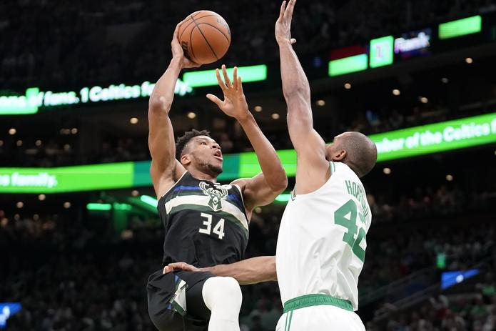 Giannis Antetokounmpo (34) intenta un tiro sobre Al Horford (42), de los Celtics, en el séptimo y decisivo juego de la semifinal de la Conferencia Este de la NBA.