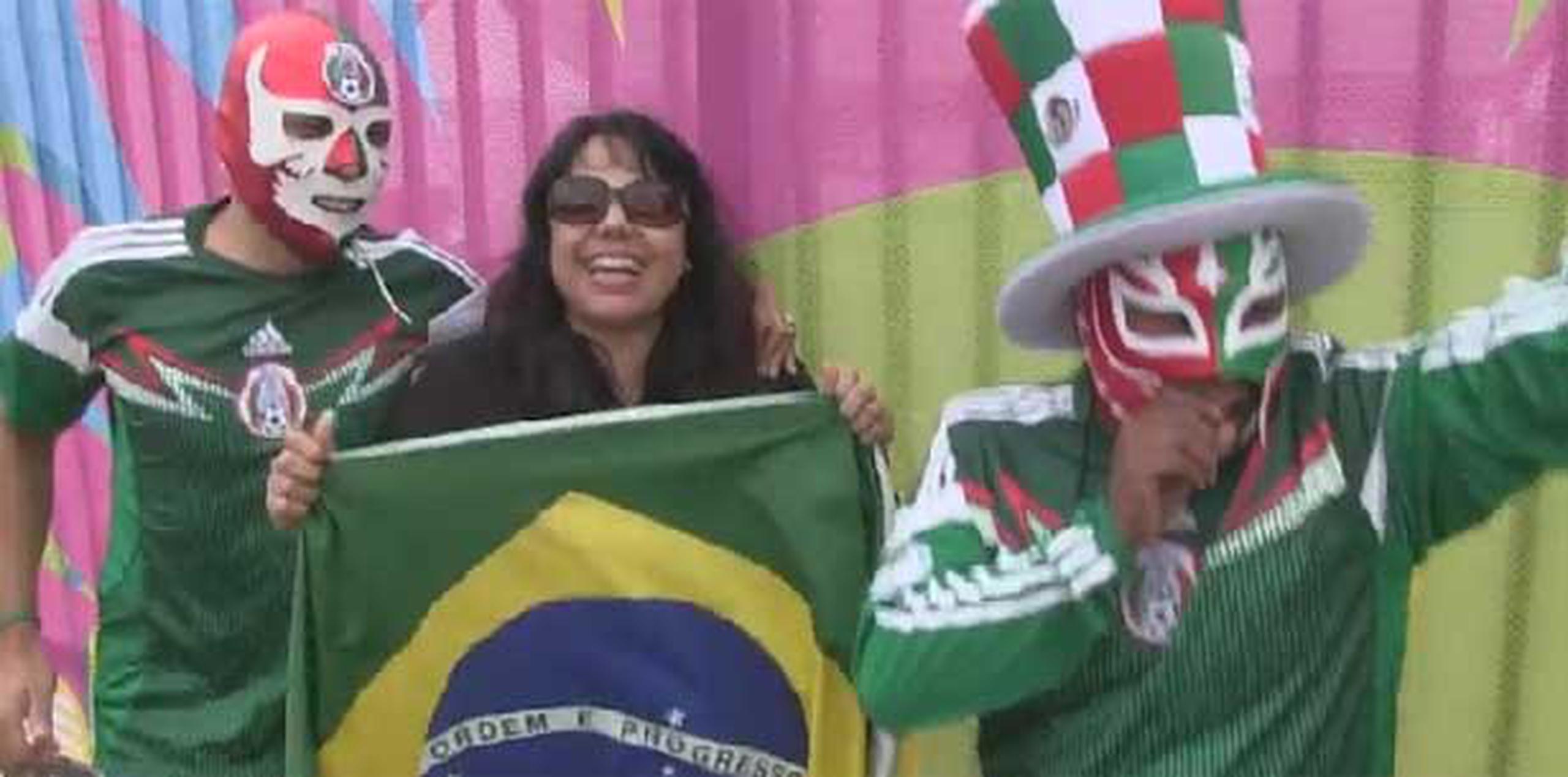 Fanáticos a las afueras del estadio de Sao Paulo. (alex.figueroa@gfrmedia.com)