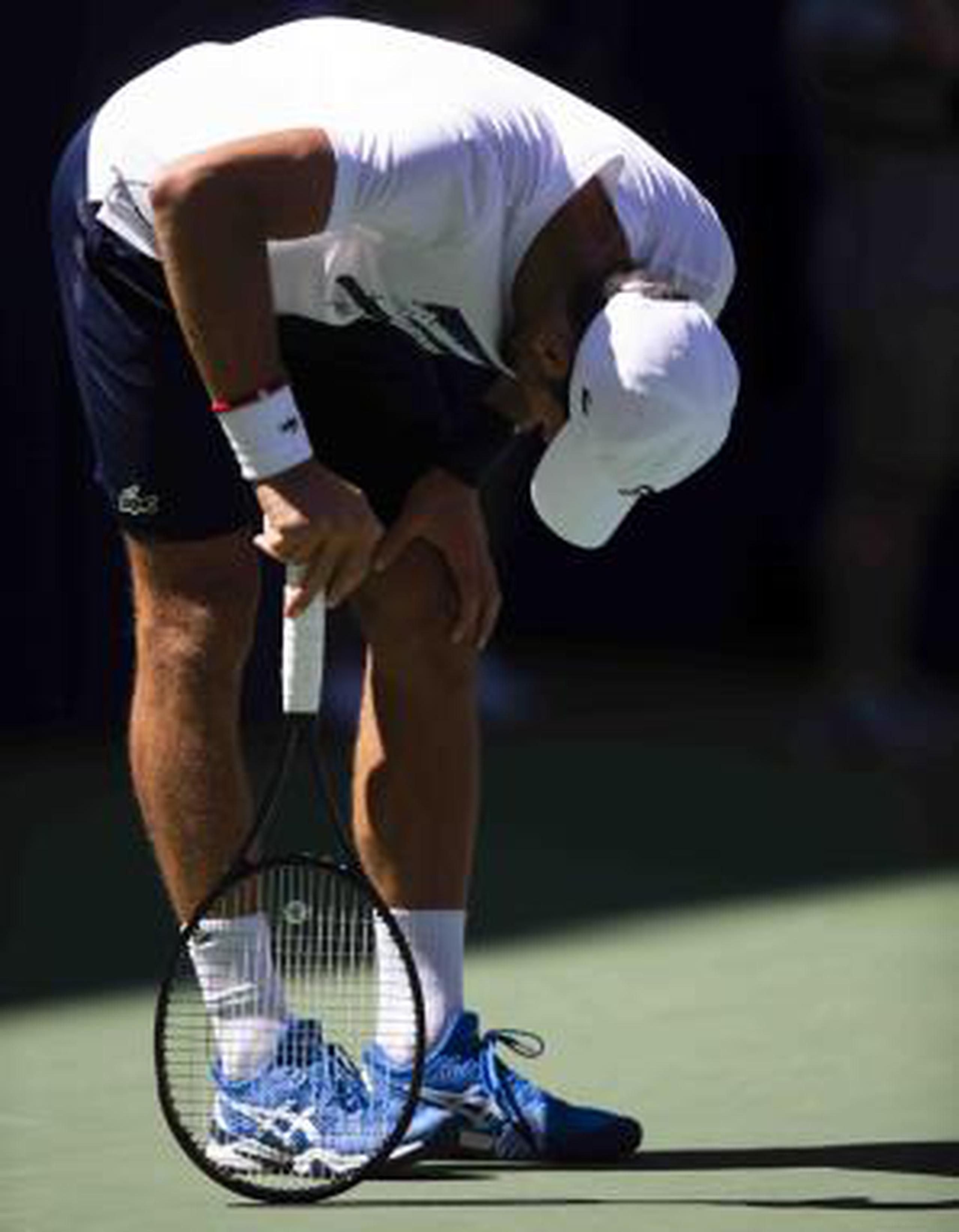 Novak Djokovic hace una pausa durante su entrenamiento del sábado en Nueva York. (AP / Eduardo Muñoz Álvarez)