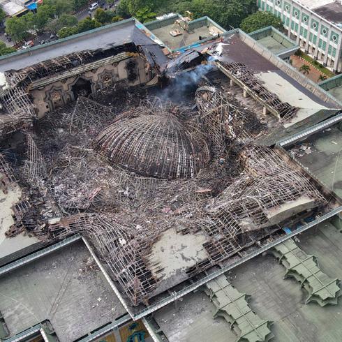 Impactante vídeo: una gigantesca cúpula se desmorona en una mezquita en Indonesia