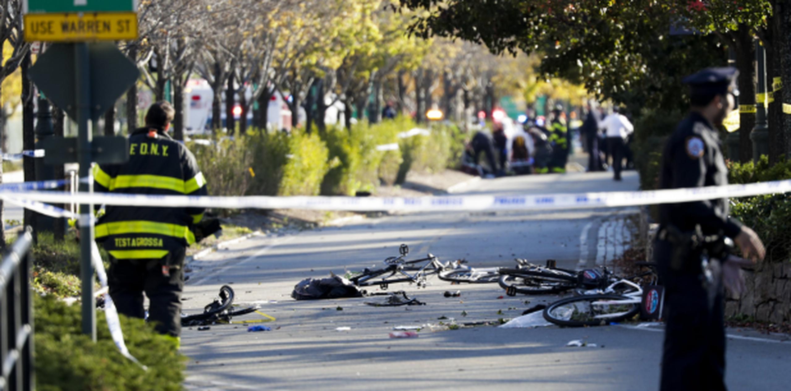 Las víctimas del atentado terrorista avanzaban por una vía para bicicletas cuando fueron embestidos por la camioneta usada para el ataque. (EFE/JUSTIN LANE)

