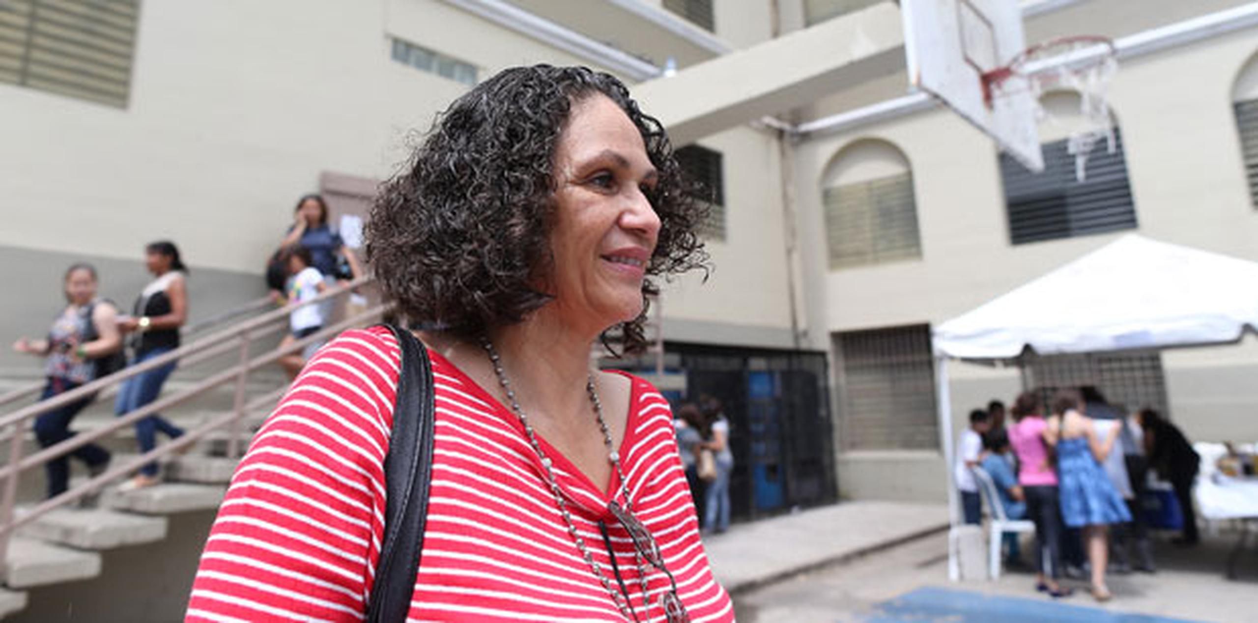 Para Teresa Báez, una de las madres que acudió a la Escuela Central de Artes Visuales, en Santurce, a recoger las notas de su hija, la incertidumbre que enfrenta el magisterio con su plan de retiro le inquieta.