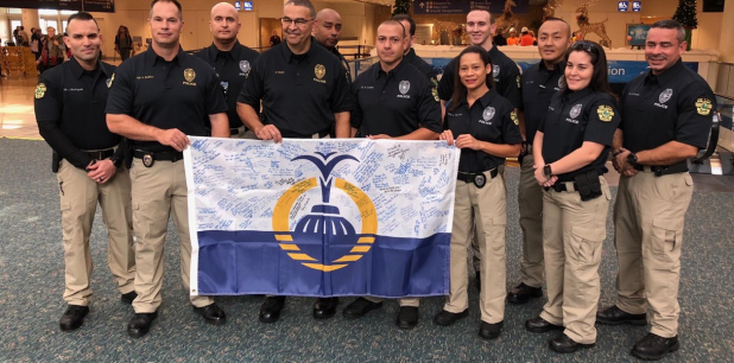El grupo trajo una bandera firmada por el alcalde Buddy Dyer, empleados municipales y el grupo de policías como una muestra de su solidaridad y compromiso en ayudar a Puerto Rico. (Archivo)