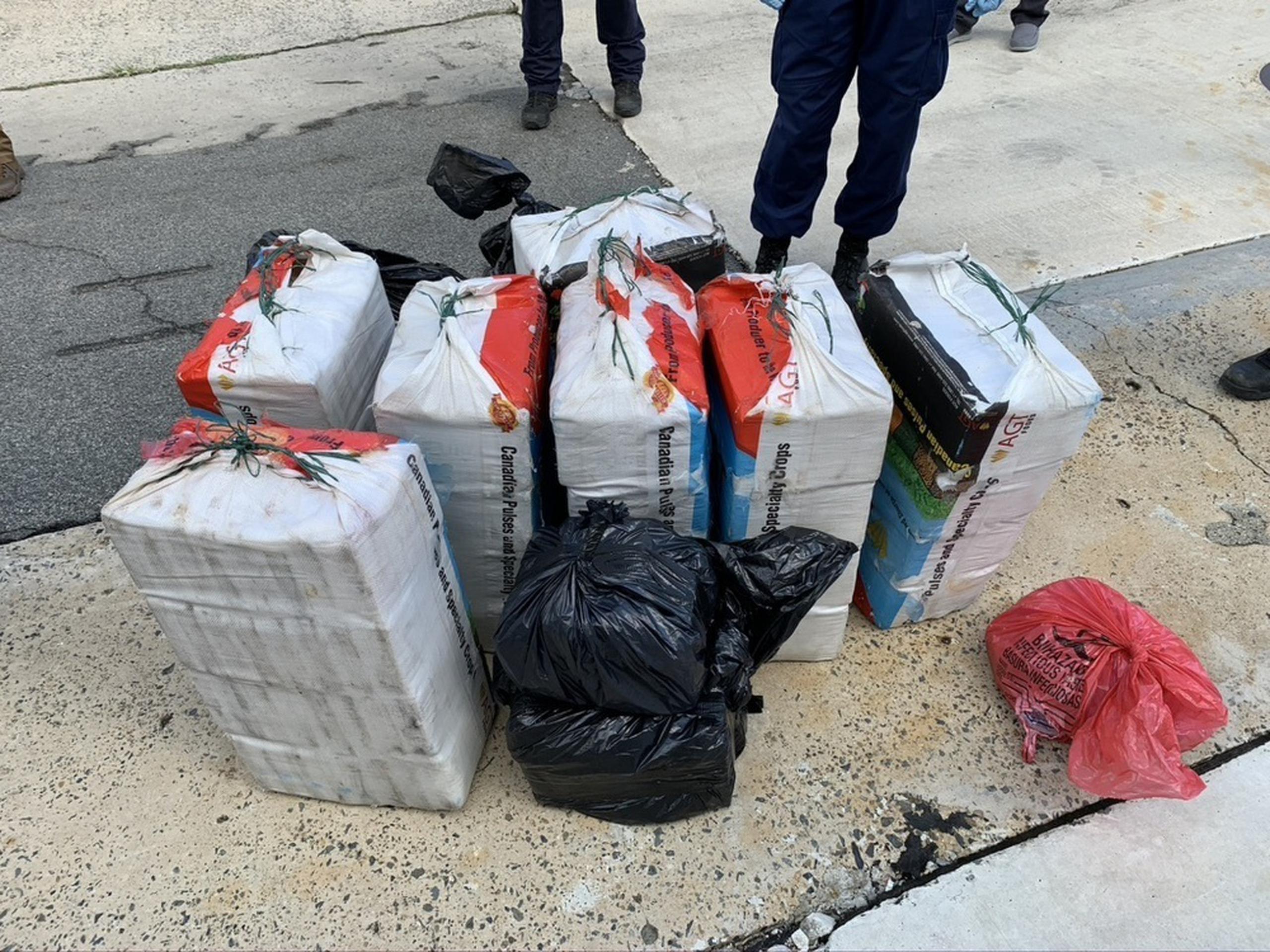La Guardia Costera confiscó ocho fardos de presunto contrabando, que dieron positivo a cocaína.