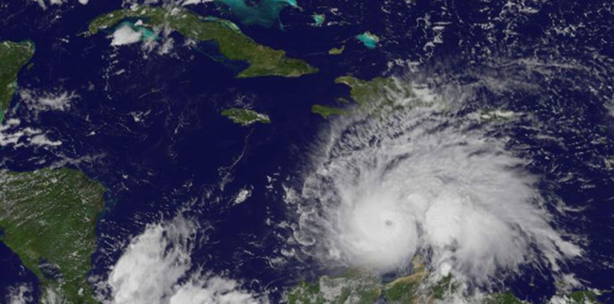 El huracán Matthew, de categría 4, mantenía esta tarde un movimiento errático sobre aguas del Caribe, pero se espera que avance hacia el oeste y luego gire al norte. (EFE/EPA/NASA)