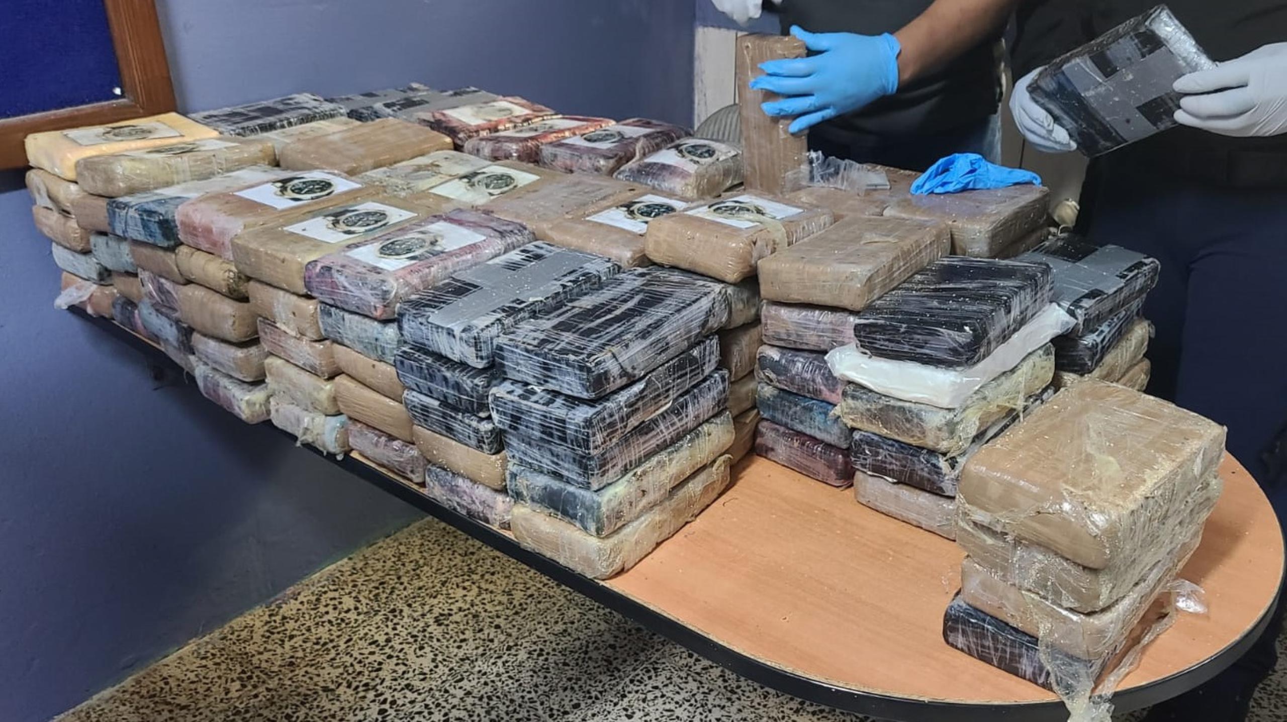 Los agentes ocuparon el cargamento millonario de cocaína durante una intervención de tránsito.