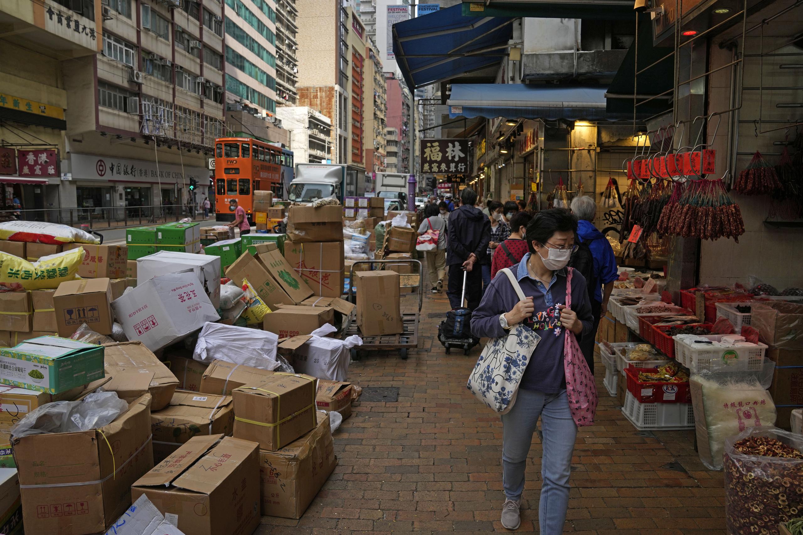 China ha enviado expertos, médicos y equipos de construcción, ampliando la capacidad de lidiar con la crisis pero también despertando temores de que Hong Kong aplicará las duras restricciones implementadas por el gobierno central, como confinamientos obligatorios para ciudades enteras.