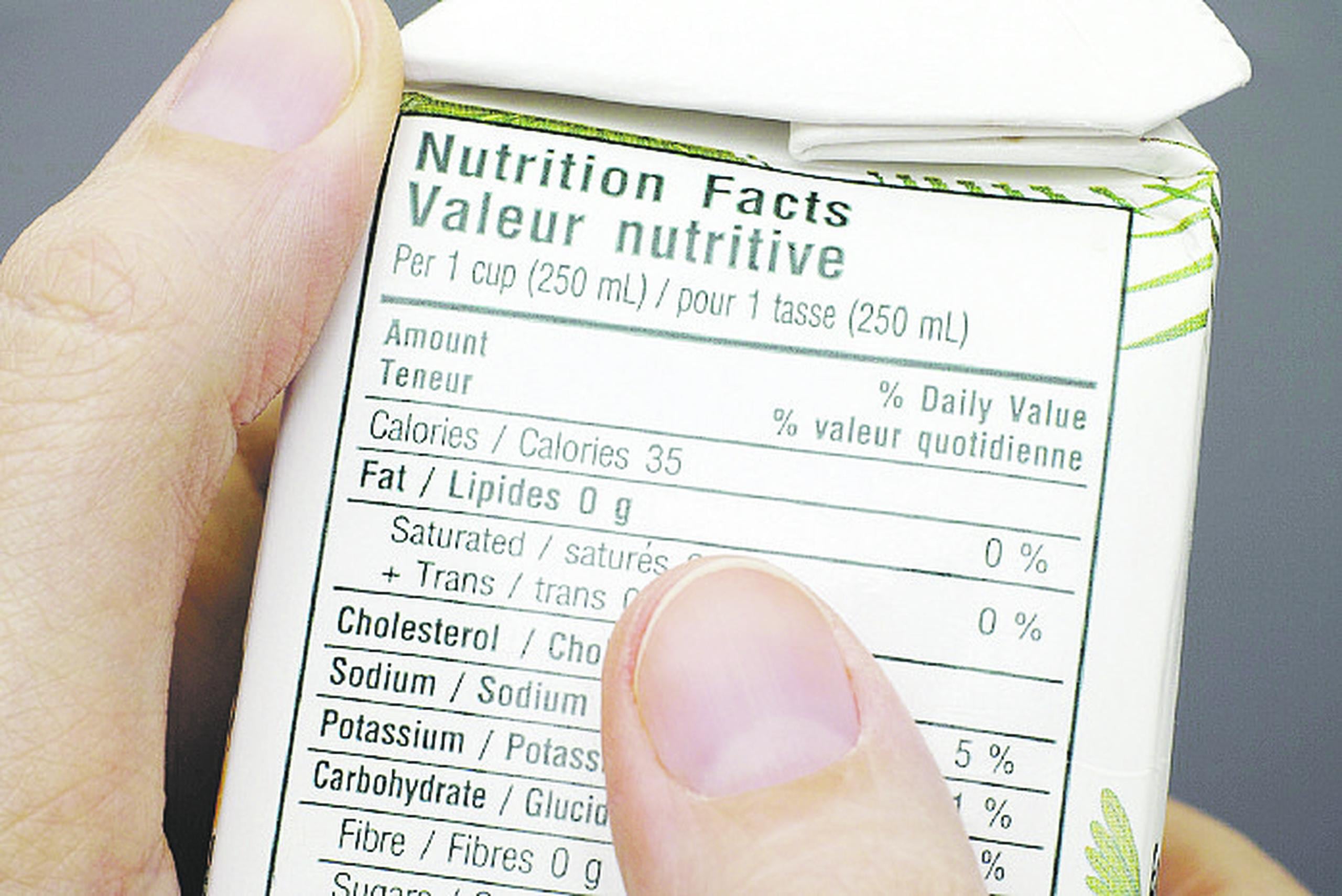 Leer las etiquetas de los alimentos te ayudará a escoger aquellos más saludables.
