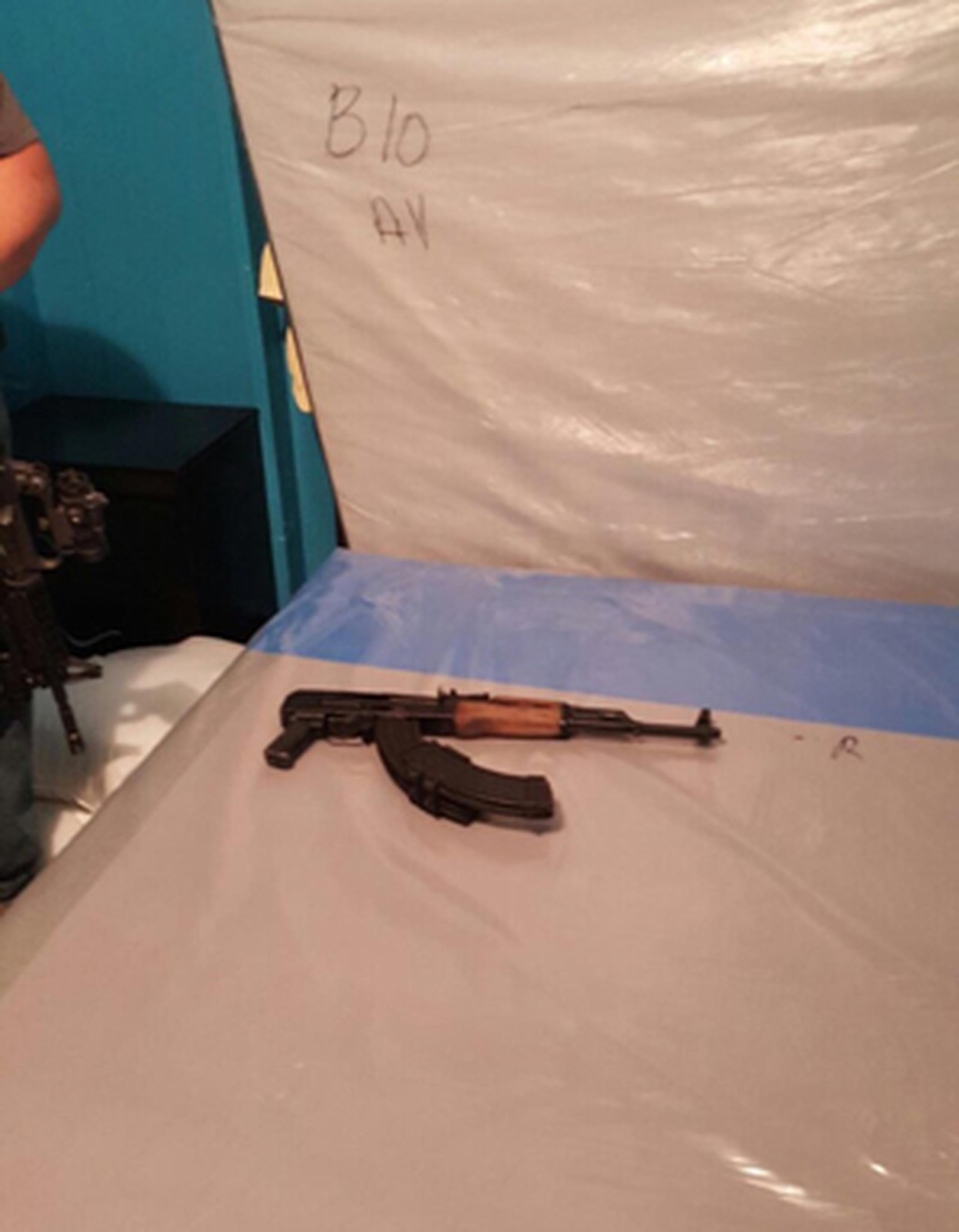 Los agentes ocuparon sustancias controladas y un rifle AK-47 con dos cargadores. (Suministrada)