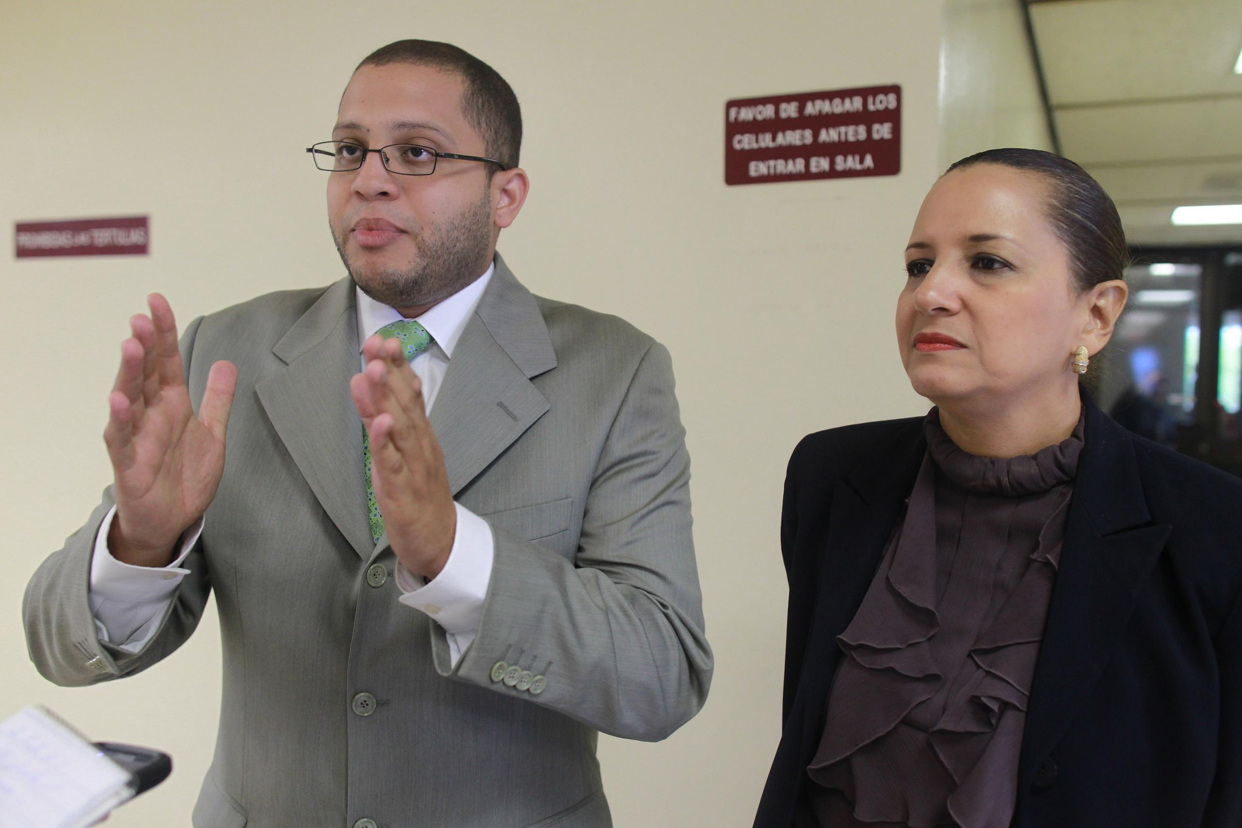 Ana Quintero, quien se encuentra en la foto junto al abogado Alexis Acevedo, devenga $12,000 mensuales como jefa de personal de la oficina de Antonio Soto. (GFR Media)