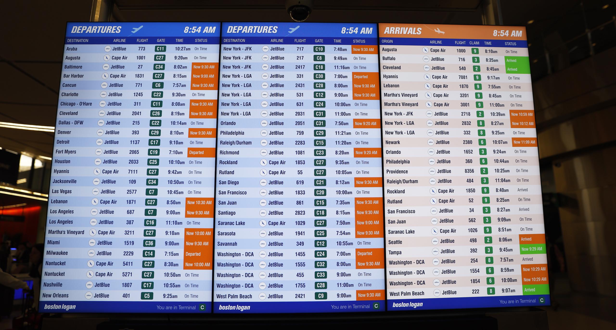 Un monitor muestra el estado de los vuelos en el Aeropuerto Logan de Boston, Massachusetts, este 11 de enero de 2023.