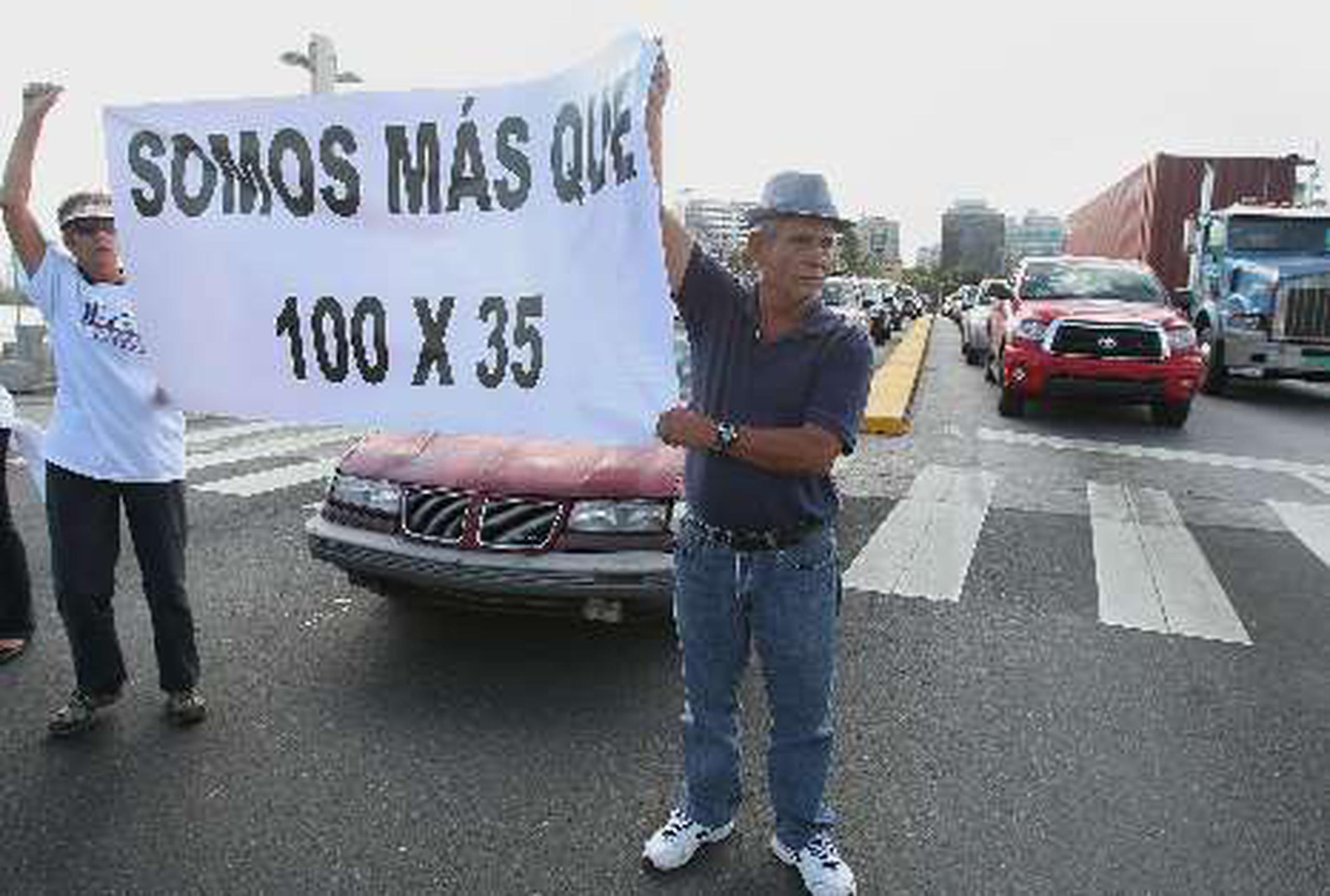 Residentes de Vieques y Culebra llevaron a cabo una protesta,  cuyo punto culminante fue una acción de desobediencia civil en medio del  puente Dos Hermanos en el  Condado, San Juan.&nbsp;<font color="yellow">(Primera Hora / Vanessa Serra Díaz)</font>