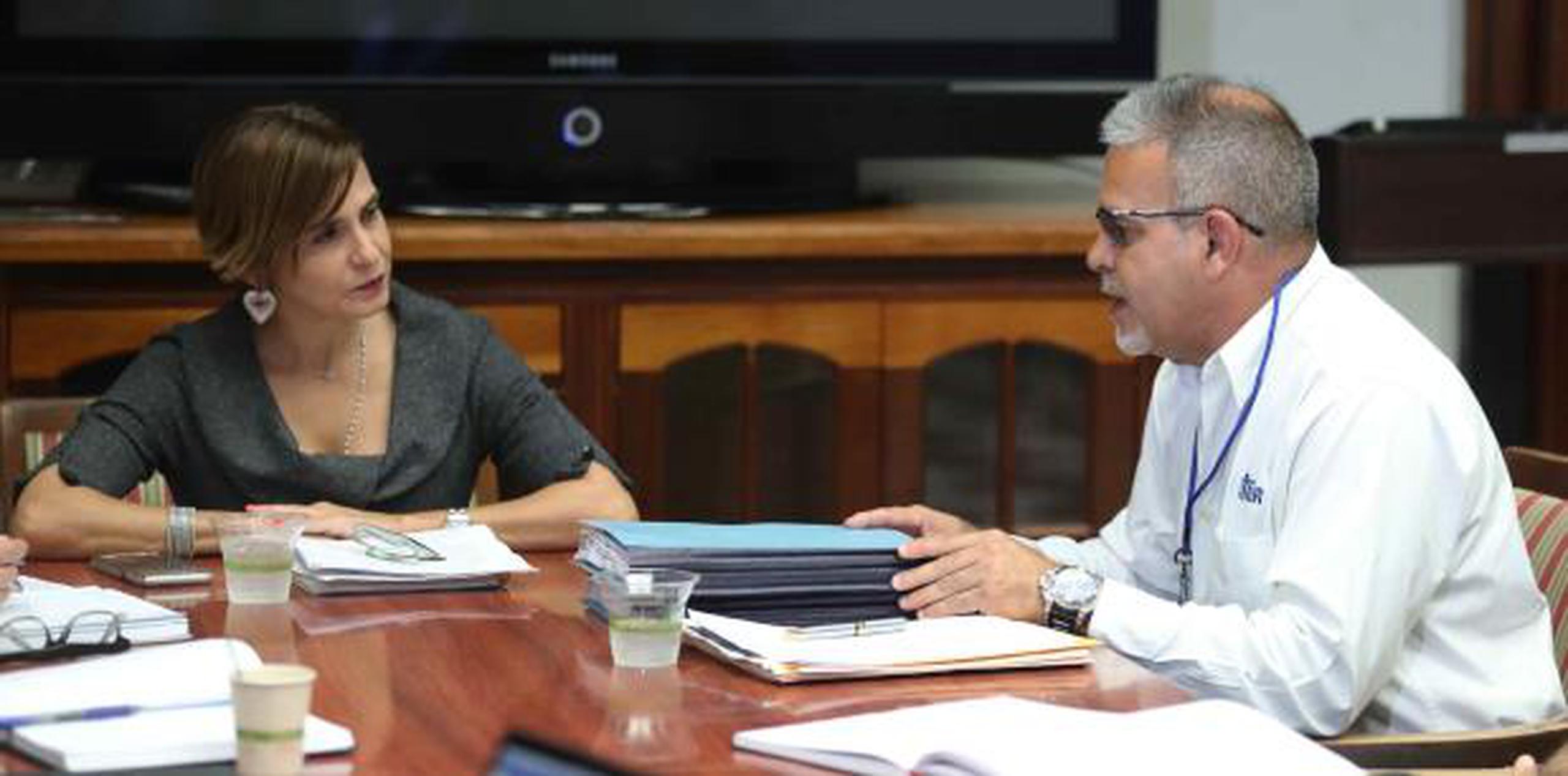 La secretaria de la Gobernación, Zoé Laboy, y el presidente de la Utier, Ángel Figueroa Jaramillo, se reunieron el pasado jueves en La Fortaleza. (Archivo)