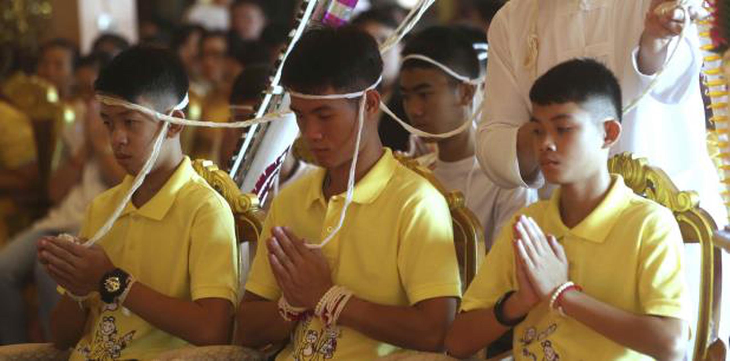 El equipo ya había dicho que se ordenarían como novicios budistas para honrar al exbuzo de la Armada tailandesa que murió en la cueva. (AP / Sakchai Lalit)