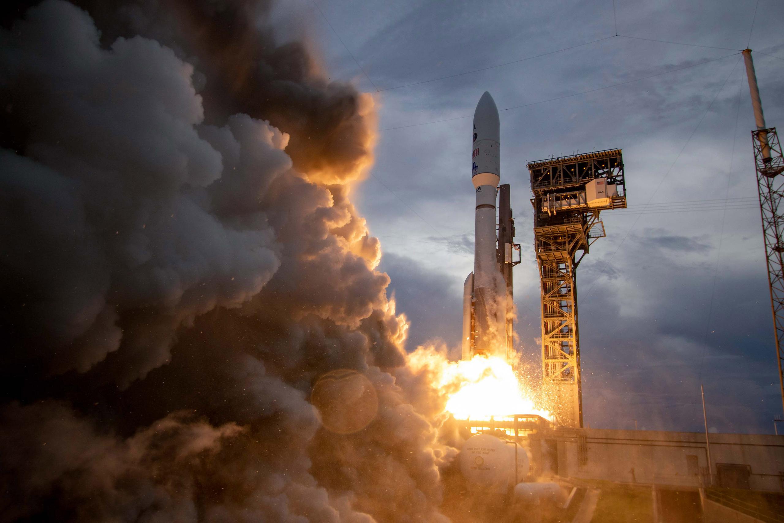Fotografía cedida por la empresa aeroespacial United Launch Alliance (ULA) donde se aprecia el cohete Atlas V mientras despega hoy desde el Complejo de Lanzamiento 41 de la estación espacial de Cabo Cañaveral, Florida. (EFE/Jeff Spotts/ULA /SOLO USO EDITORIAL /NO VENTAS /SOLO DISPONIBLE PARA ILUSTRAR LA NOTICIA QUE ACOMPAÑA /CRÉDITO OBLIGATORIO)