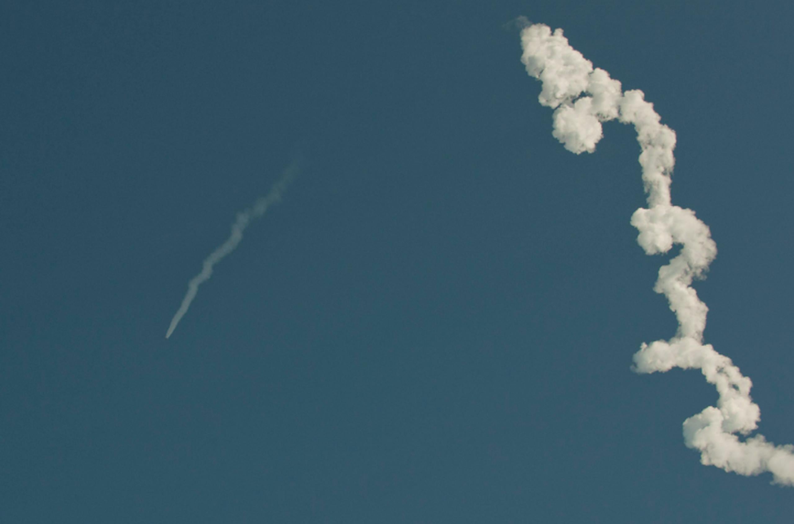 El cohete Falcon 9 de SpaceX sube a la órbita dejando un rastro detrás durante el lanzamiento desde la plataforma 40 en la estación de la Fuerza Aérea de Cabo Cañaveral, en Florida. (Archivo)