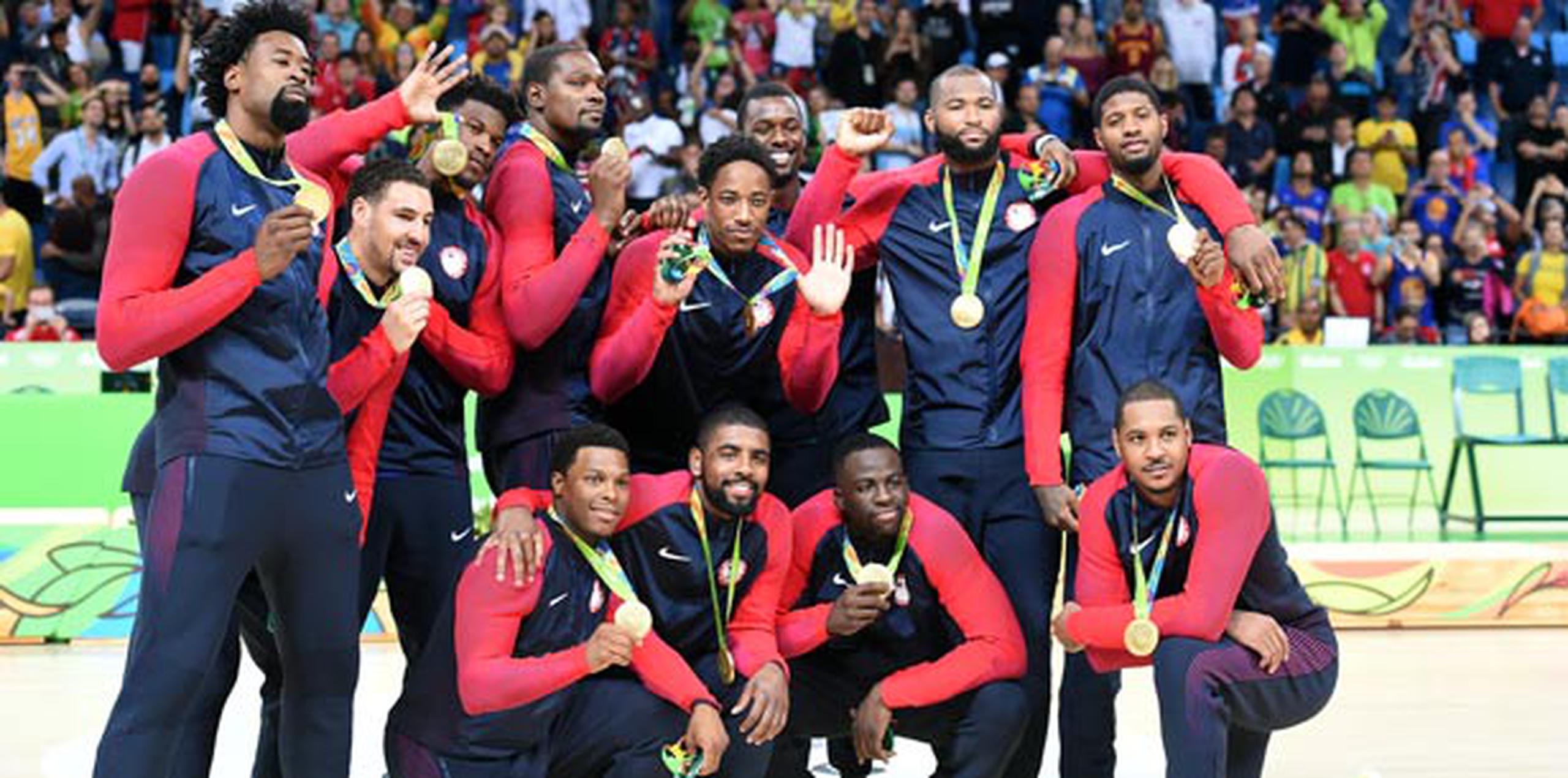 Los integrantes del equipo de baloncesto de los Estados Unidos celebran con su medalla de oro. (andre.kang@gfrmedia.com)
