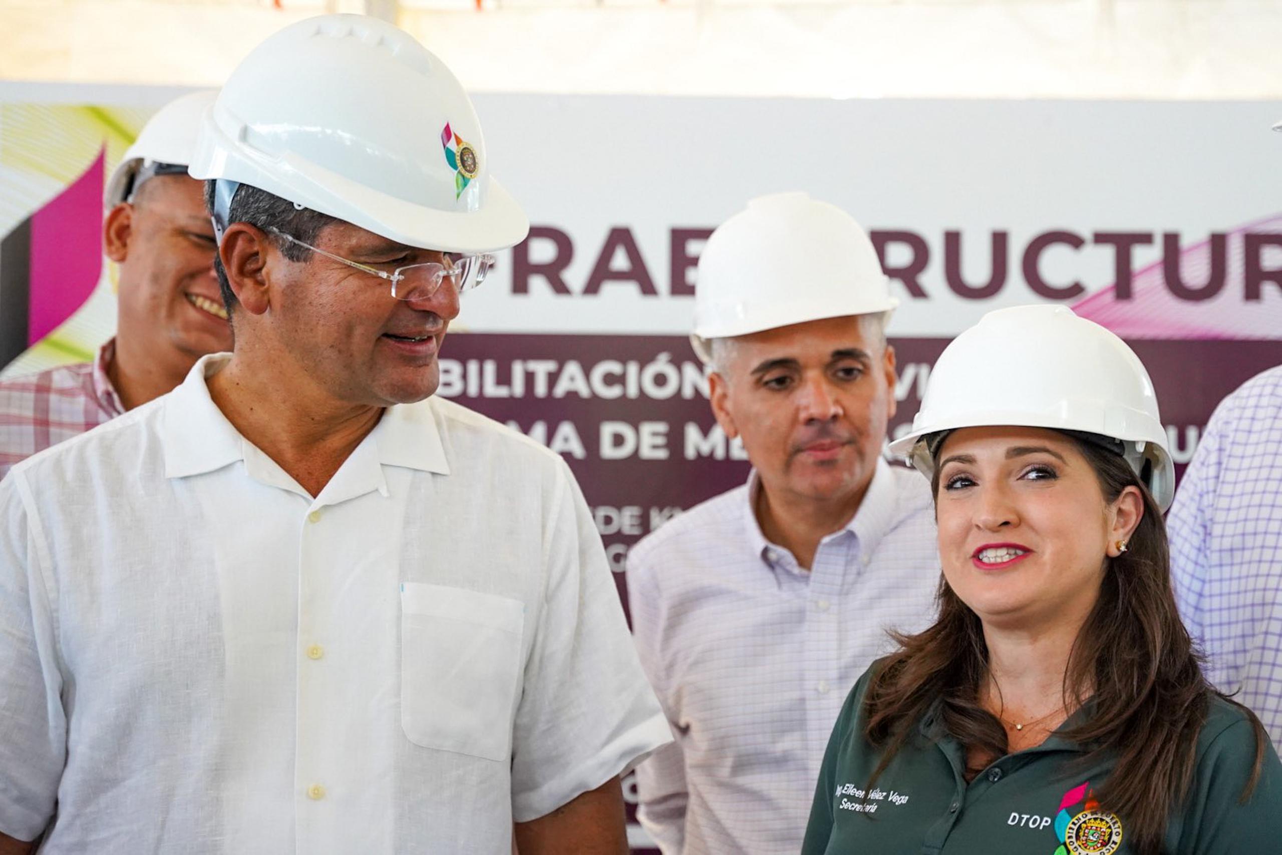 El gobernador Pedro Pierluisi y la secretaria del Departamento de Transportación y Obras Públicas, Eileen Vélez, durante el anuncio de la  rehabilitación de la carretera PR-2 entre Sabana Grande y Guánica. (Twitter)