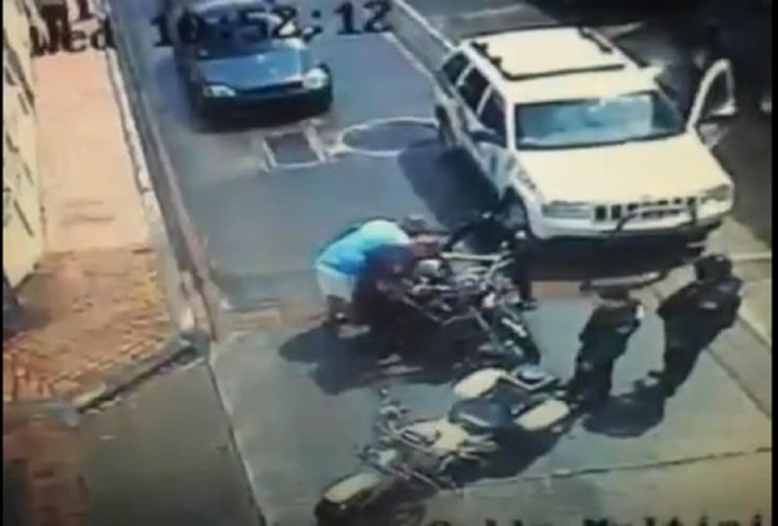 Ciudadanos ayudaron a los policías luego de su accidente. (Youtube)