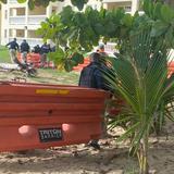 Policía reubica vallas instaladas en playa cerca del condominio Sol y Playa en Rincón