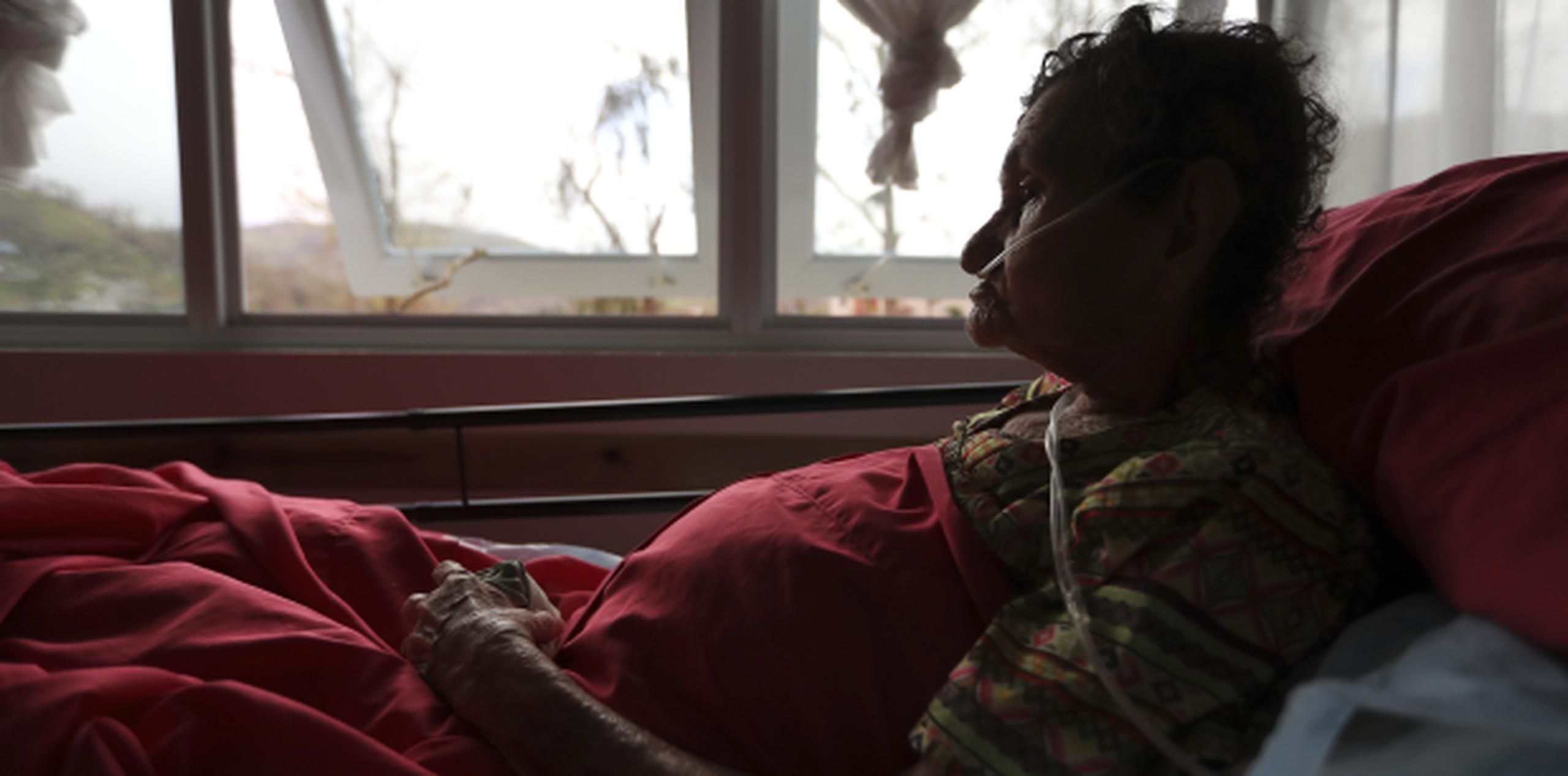 Las hermanas Carmen y Antonia Torres, narraron a Primera Hora la odisea diaria de no saber si contarían con el oxígeno para su mamá, Gloria Hernández de 89 años. (teresa.canino@gfrmedia.com)