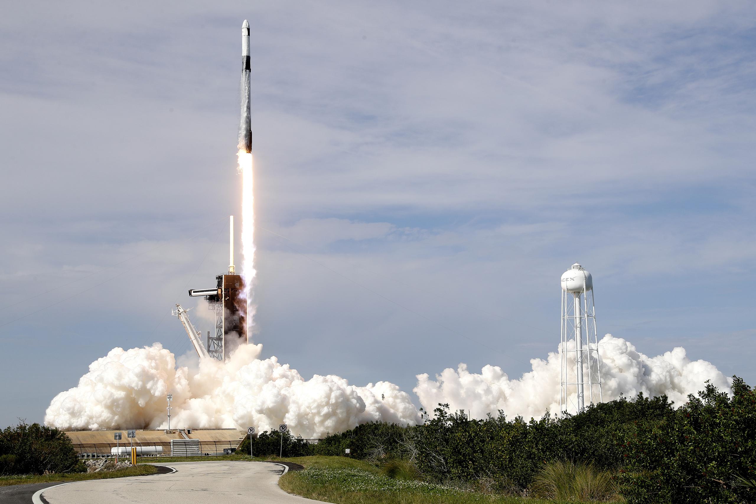 El cohete Falcon 9 de SpaceX despegó en el Centro Espacial Kennedy el domingo y esperaba que llegara ayer a la estación.