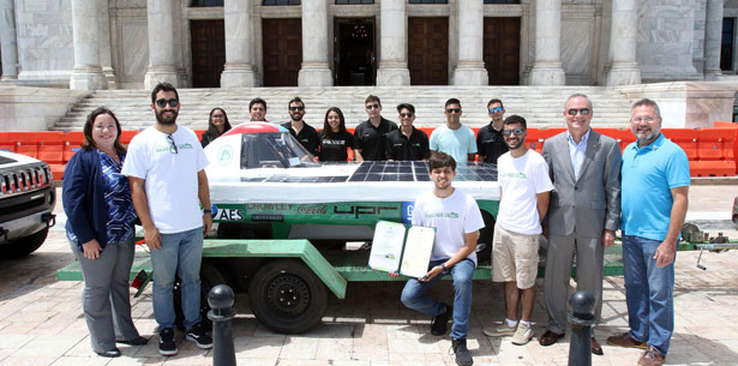 Mas Rodríguez, junto a los representantes José Aponte Hernández y Víctor Parés Otero, recibieron a los estudiantes diseñadores del carro solar, en la Palza de la Democracia. (Suministrada)