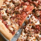 Dueño de pizzería se defiende de asaltante con machete lanzándole una pizza en Delaware