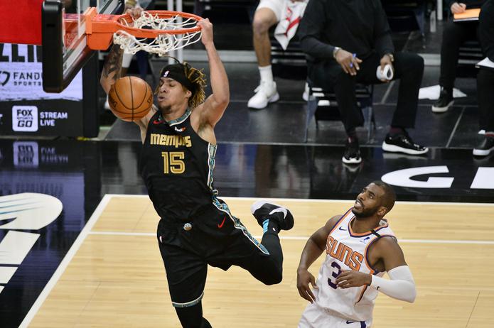 Brandon Clarke (15) y los Grizzlies de Memphis tendrán una pausa de alrededor de nueve días debido a los protocolos del COVID-19 de la NBA.