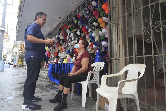 María Luyando, comerciante en el Paseo De Diego, sugirió al alcalde Miguel Romero la imposición de multas a quienes estropeen el área.