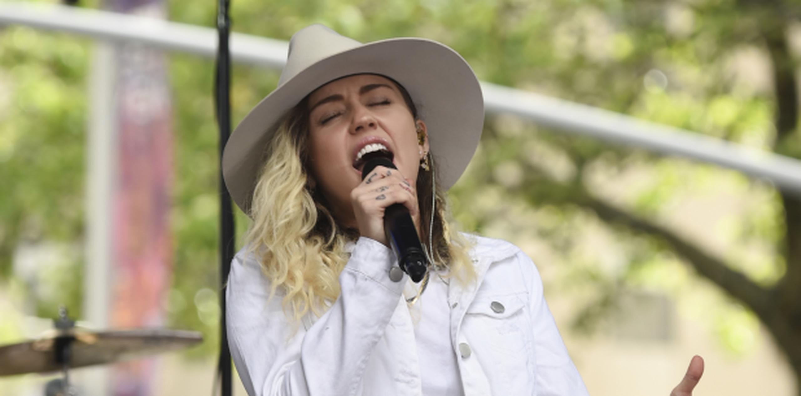Miley Cyrus contó que tuvo una pesadilla en la que soñó que perdería la vida sobre un escenario. (Evan Agostini / Invision / AP)