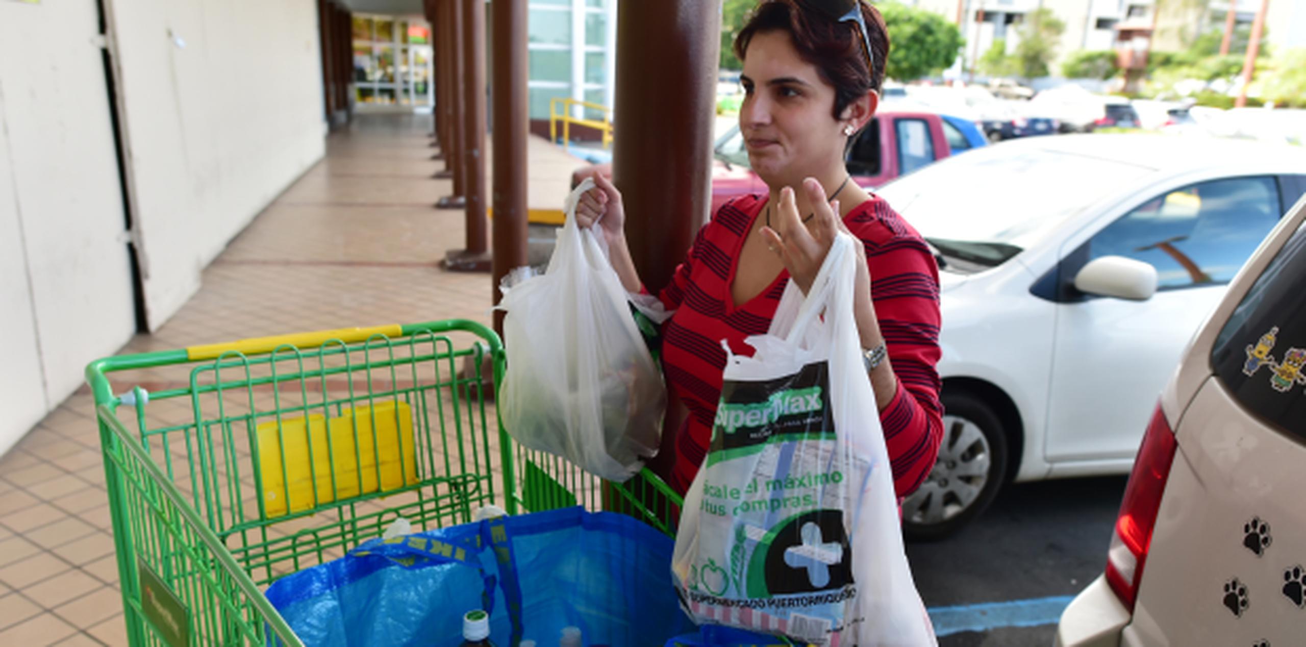 Durante una visita de Primera Hora a un supermercado de la zona metropolitana, se evidenció que clientes siguen usando las bolsas plásticas. (Foto/luis.alcaladelolmo@gfrmedia.com)