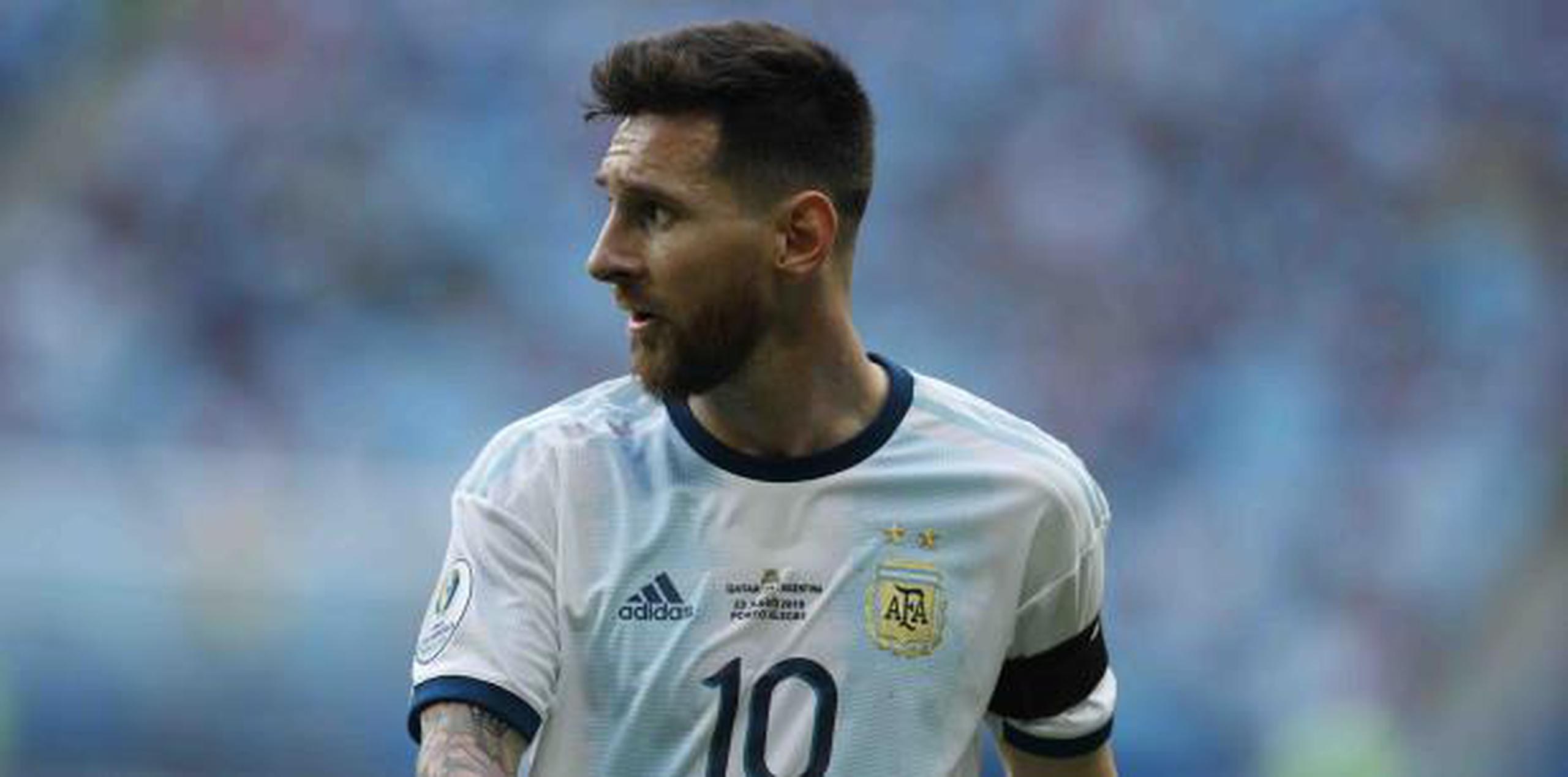 Messi, quien ha pasado inadvertido al momento en la copa, y sus compañeros buscan conseguir el primer título de la Albiceleste en 26 años, el cual sería el primero del crack con la selección mayor. (AP)

