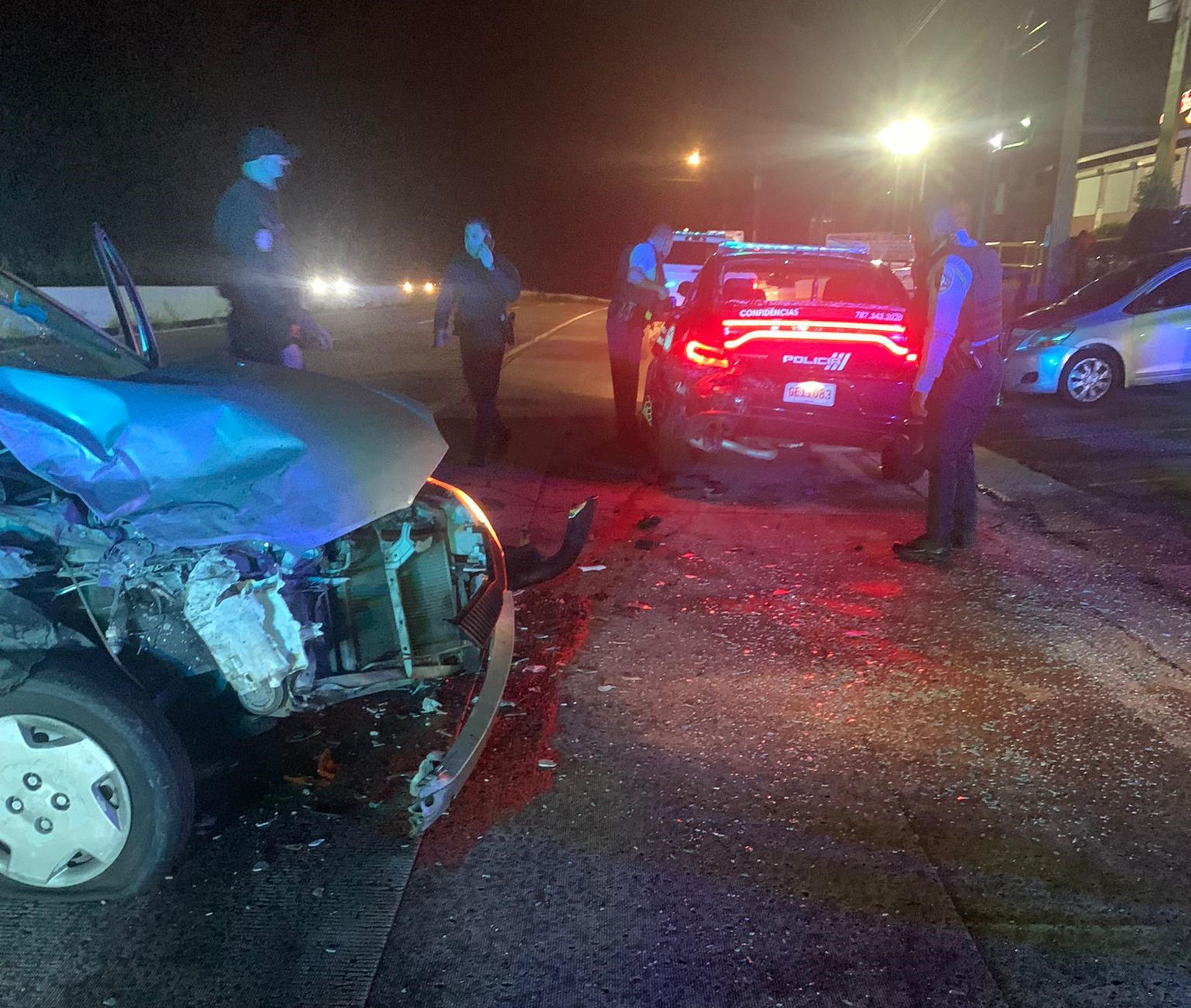 Accidente de tránsito que involucró a una patrulla de la Policía estatal la noche del 12 de diciembre de 2021 en Luquillo.