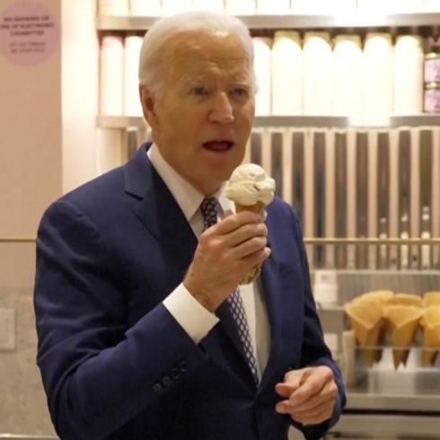 Critican a Biden por comer mantecado mientras hablaba sobre la guerra entre Israel y Hamás