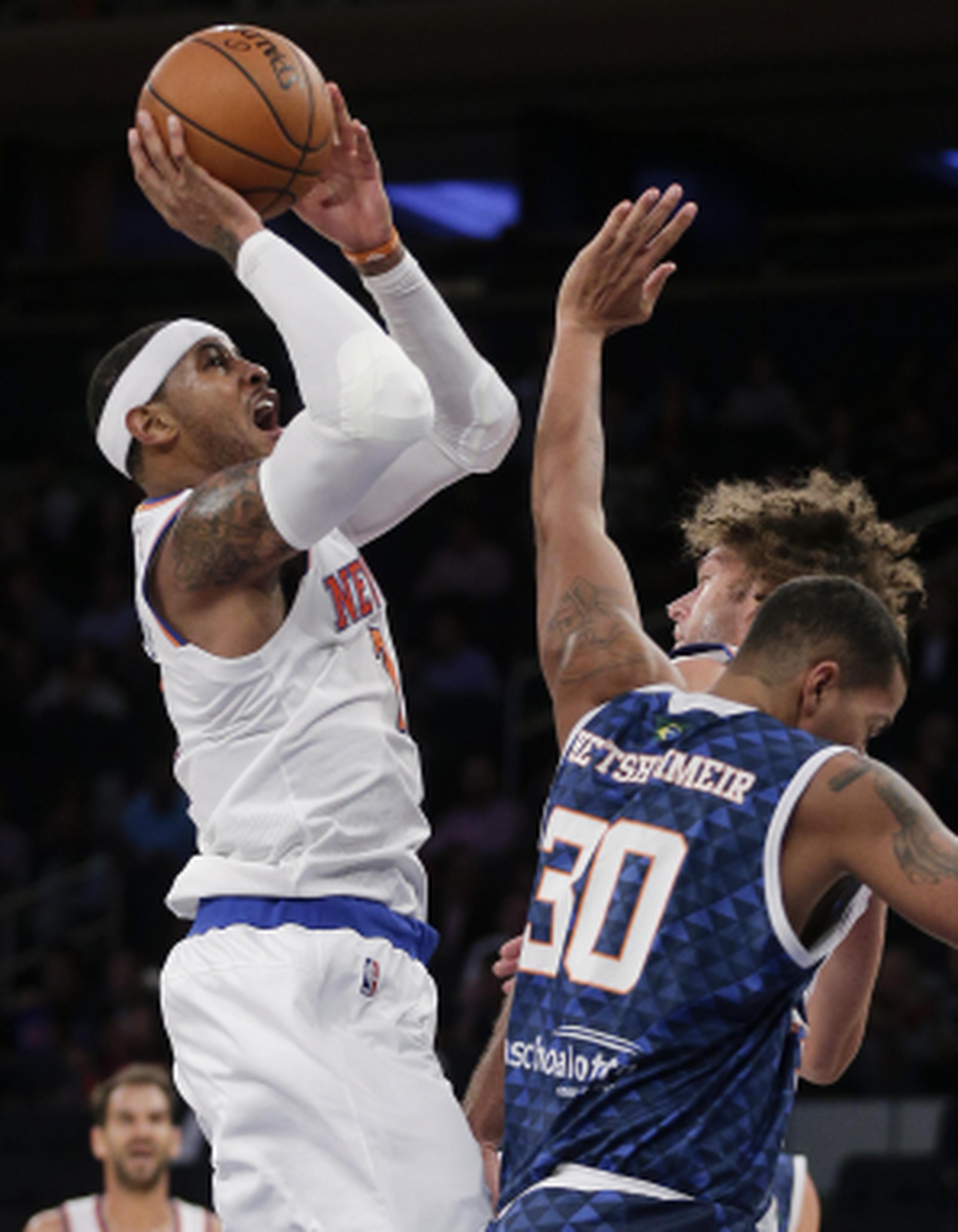 Carmelo Anthony (con el balón) regresa este año a la rotación de los Knicks de Nueva York luego de jugar en tan solo 40 partidos en el 2014-2015 debido a una lesión de rodilla. (AP \ Julie Jacobson)