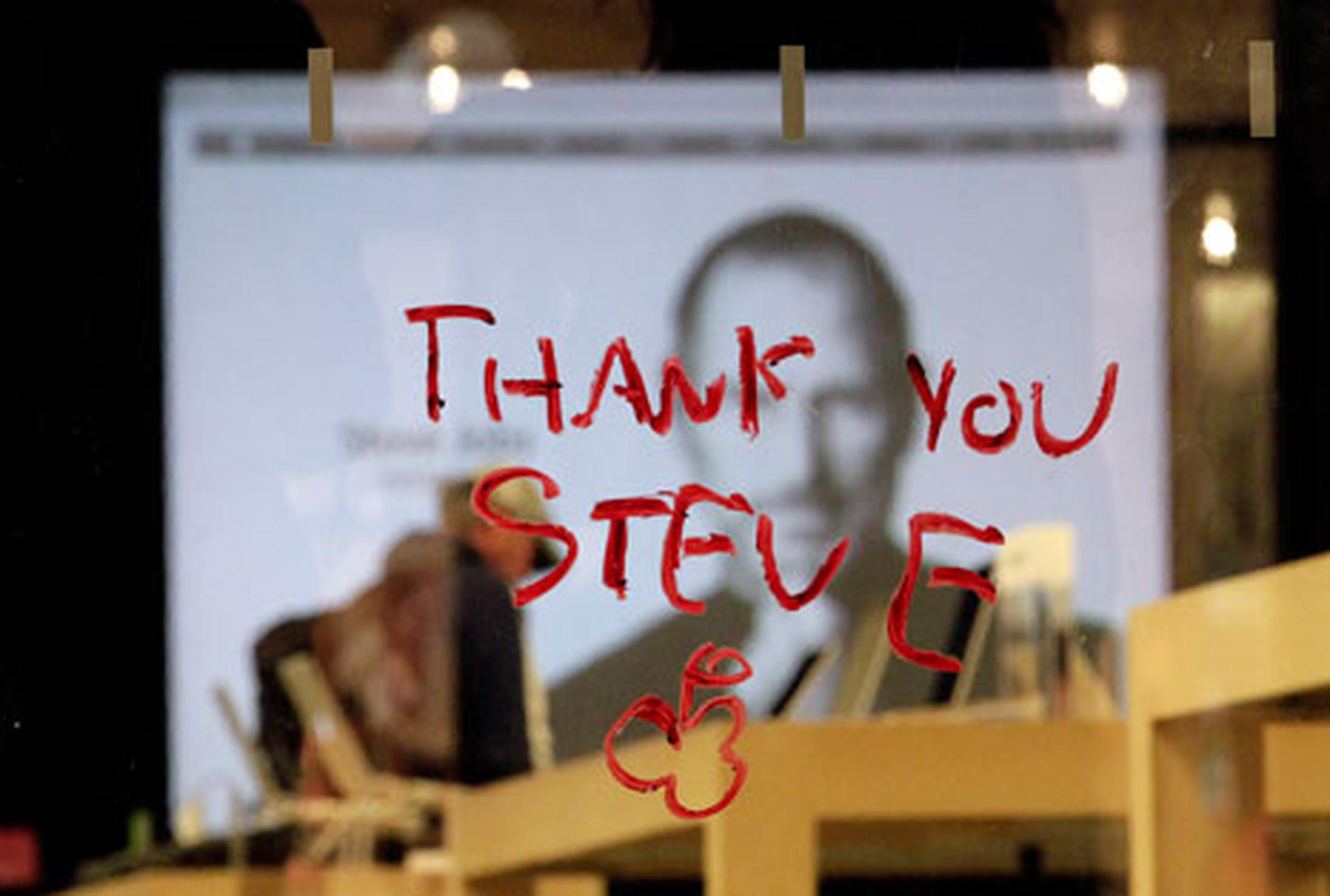 Un visitante a una tienda Apple en Santa Monica, California dejó un mensaje de agradecimento a Steve Jobs en una de las ventanas del establecimiento. (AP / Jae C. Hong)