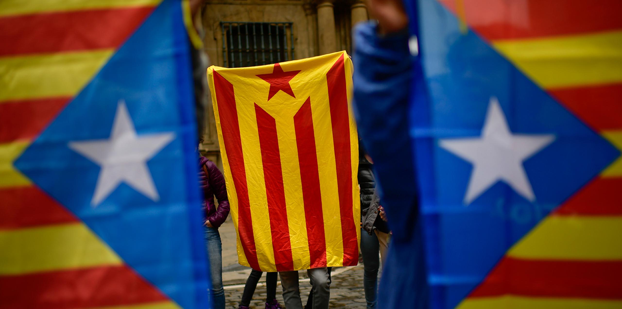 Partidarios de que Cataluña se independice de España sostienen banderas prosecesionistas catalanas, conocidas como ''esteleda'', en apoyo del referéndum de independencia. (AP)