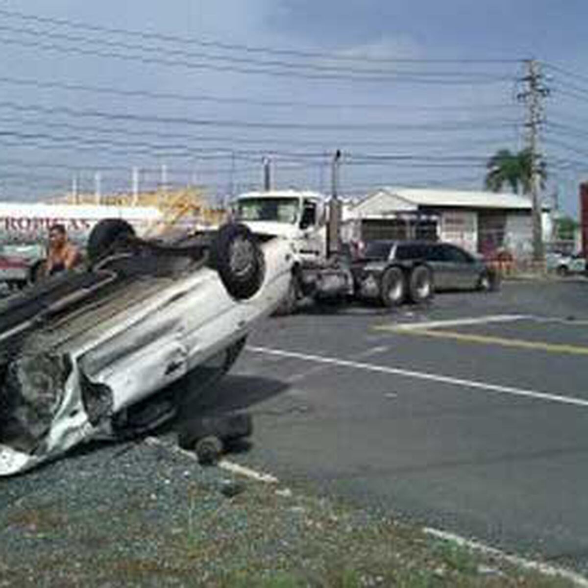 Se vuelca carro tras accidente con camión en Puerto Nuevo Primera Hora
