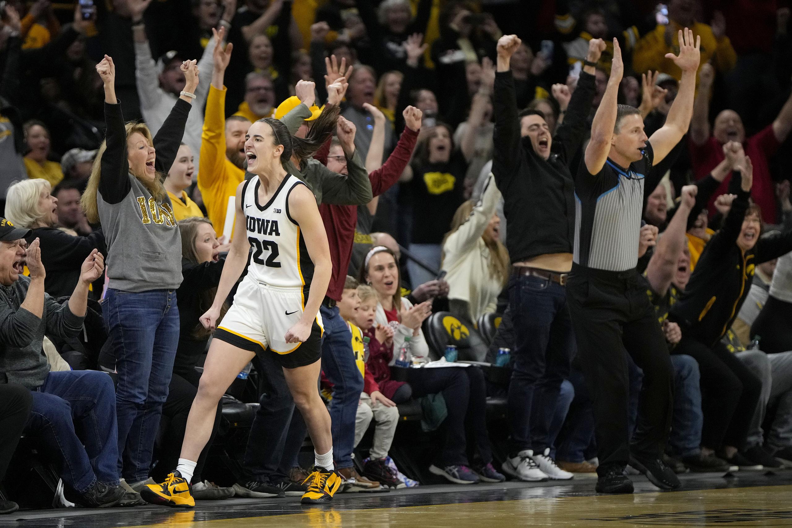 Caitlin Clark festeja después de romper el récord de anotación para una jugadora de baloncesto colegial en la NCAA.