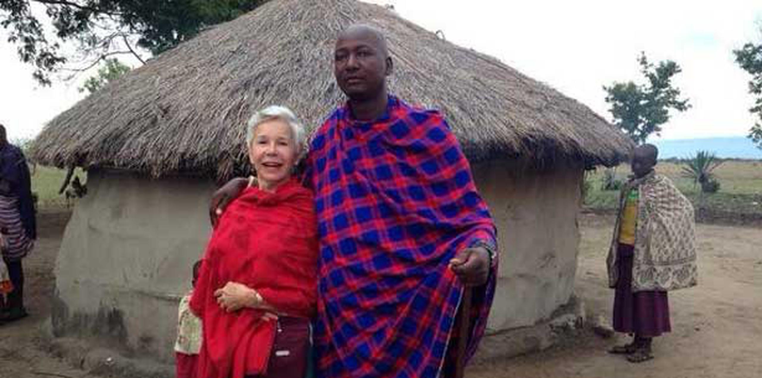 "Esta semana visité una aldea Massai. Su jefe, un hombre joven, intenta que los niños vayan a la escuela", indicó Johanna Rosaly a sus seguidores en Twitter. (@jrosaly0113/Twitter)