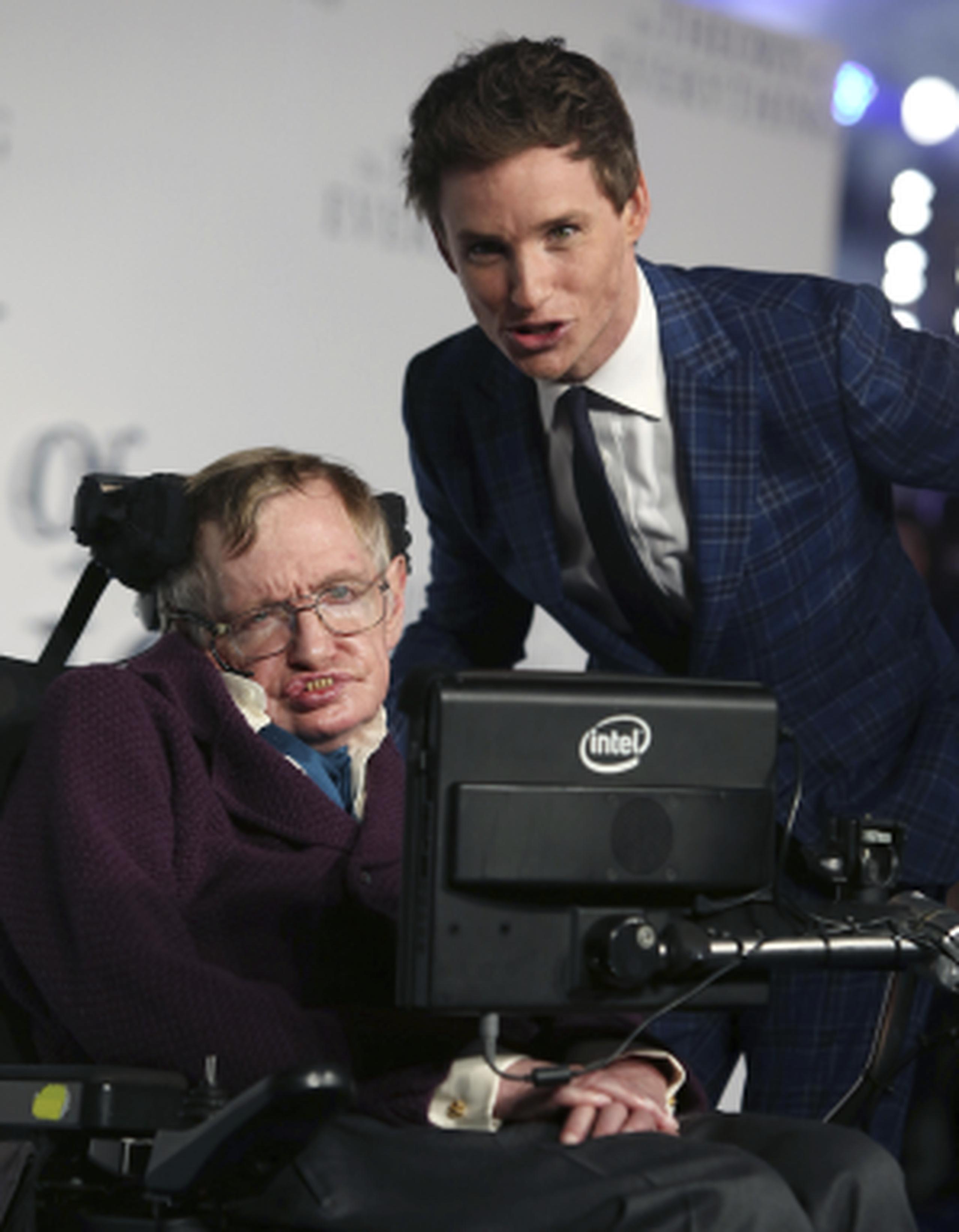 Stephen Hawking y Eddie Redmayne en la premier de “The Theory of Everything” en Londres, el 9 de diciembre de 2014. (Archivo)