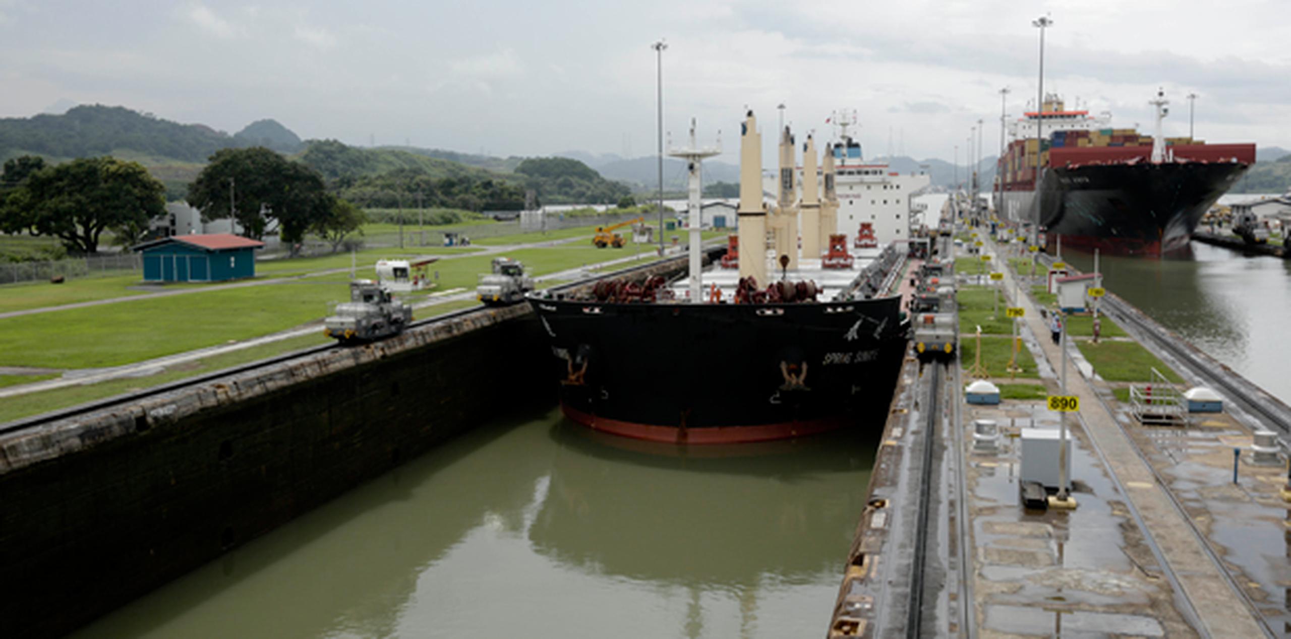 El Canal, que en su momento revolucionó el comercio mundial, ha ido perdiendo relevancia al no poder admitir los barcos "post-Panamax" de gran calado que se usan ahora. (AP)