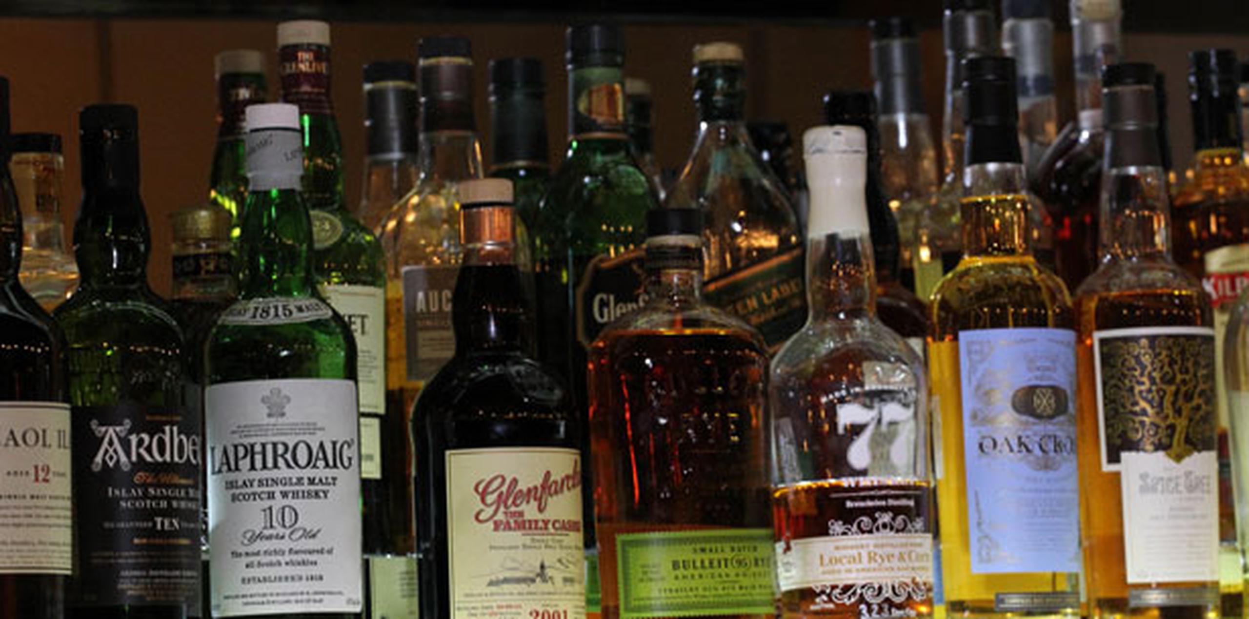 La mayor parte de los 275,000 litros decomisados fueron de alcohol fraudulento. (Archivo)