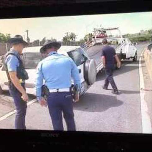 Choca patrulla mientras policías verifican otro accidente