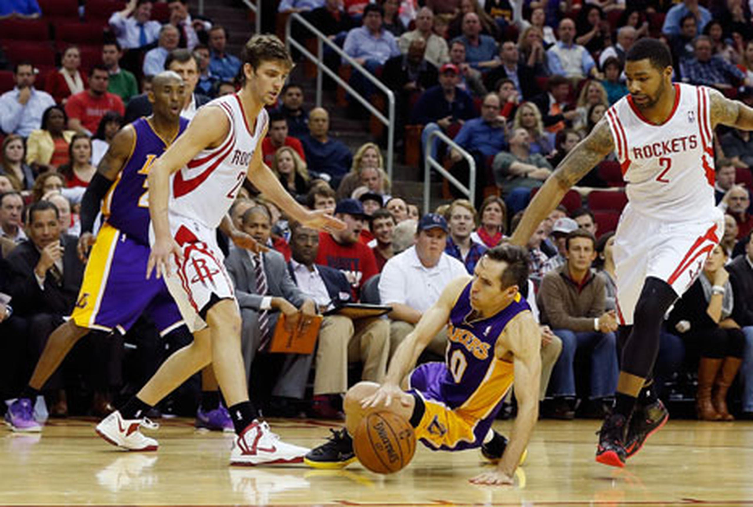 La marcha ganadora de los Rockets se alargó a cinco victorias seguidas cuando se impusieron con facilidad por 125-112 a los Lakers. (AFP)